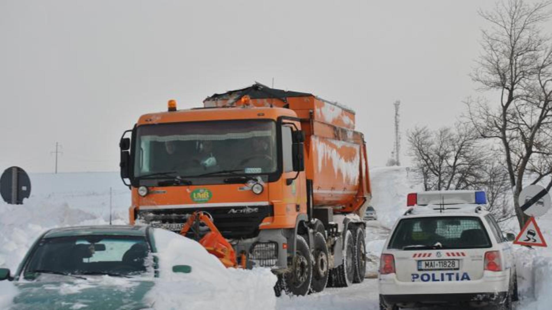 Vortexul polar lovește în plin România: Drumuri închise în 6 județe și oameni blocați în nămeți - VIDEO