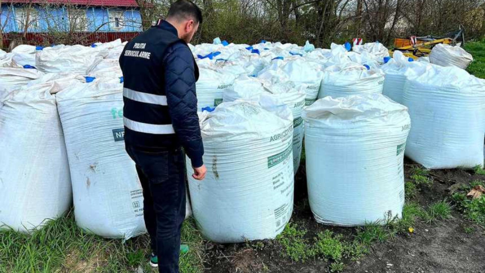 Poliţiştii din Botoșani au descoperit este 80 de tone de îngrăşământ depozitate ilegal, în apropierea unei şcoli