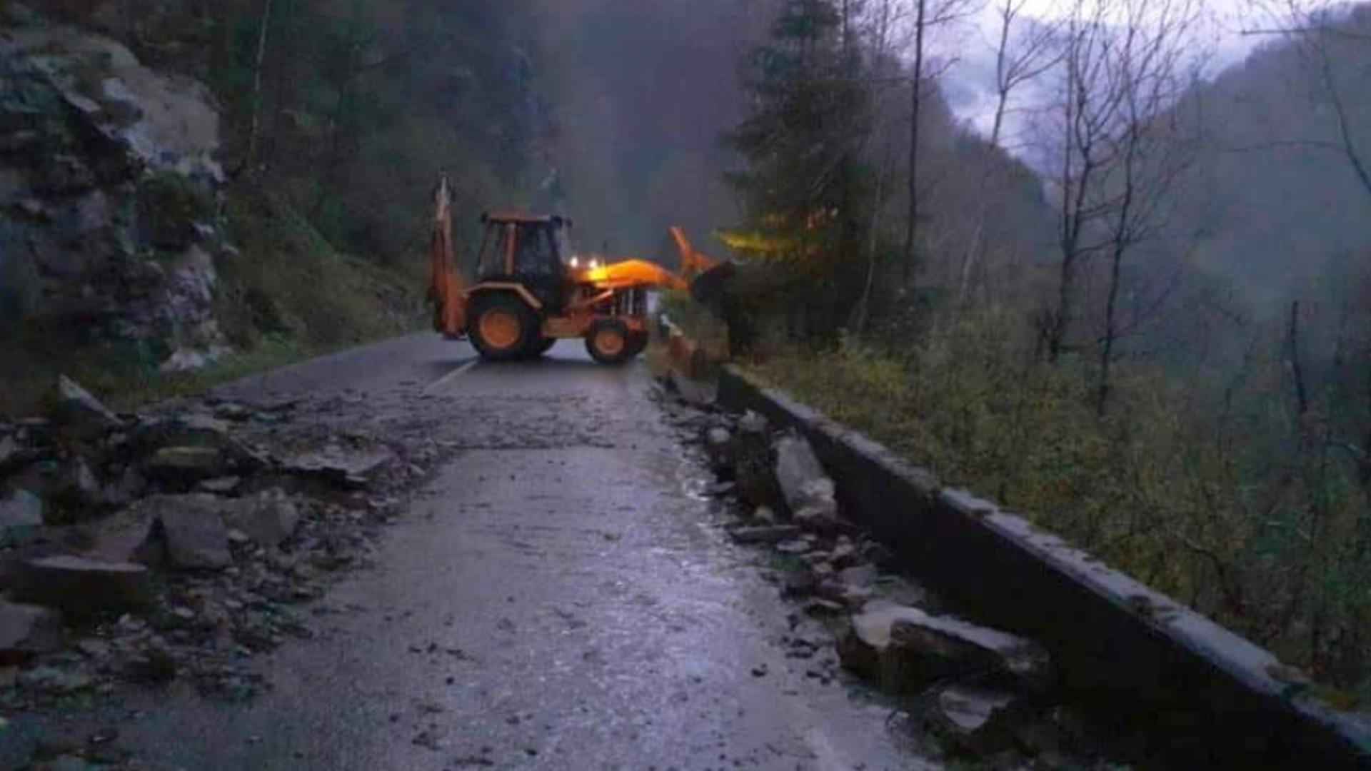 Traficul pe Transalpina a fost ÎNCHIS din cauza căderilor de pietre - Alunecarea, produsă mai sus de Șugag - FOTO