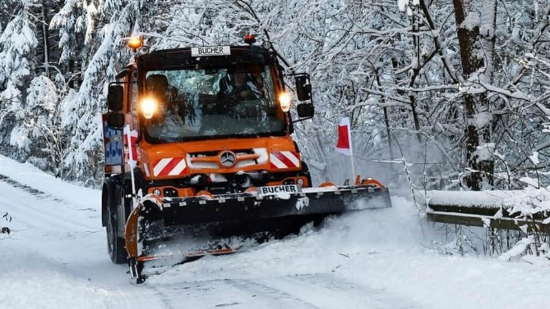 Infotrafic: Pe ce drumuri se circulă în condiții de iarnă – 12 județe sunt afectate puternic de vremea rea