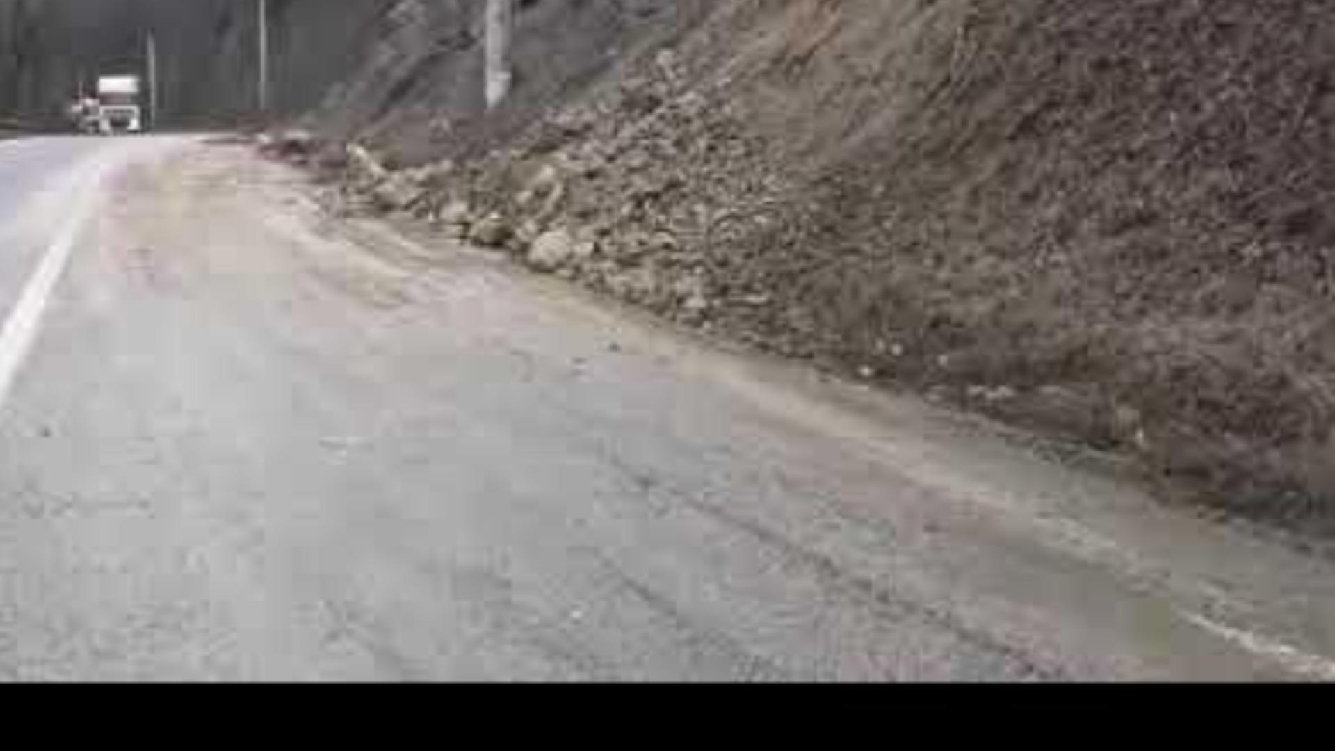 Atenție, șoferi: Cad pietre pe Centura Călimănești -Traficul e blocat - Care sunt variantele ocolitoare