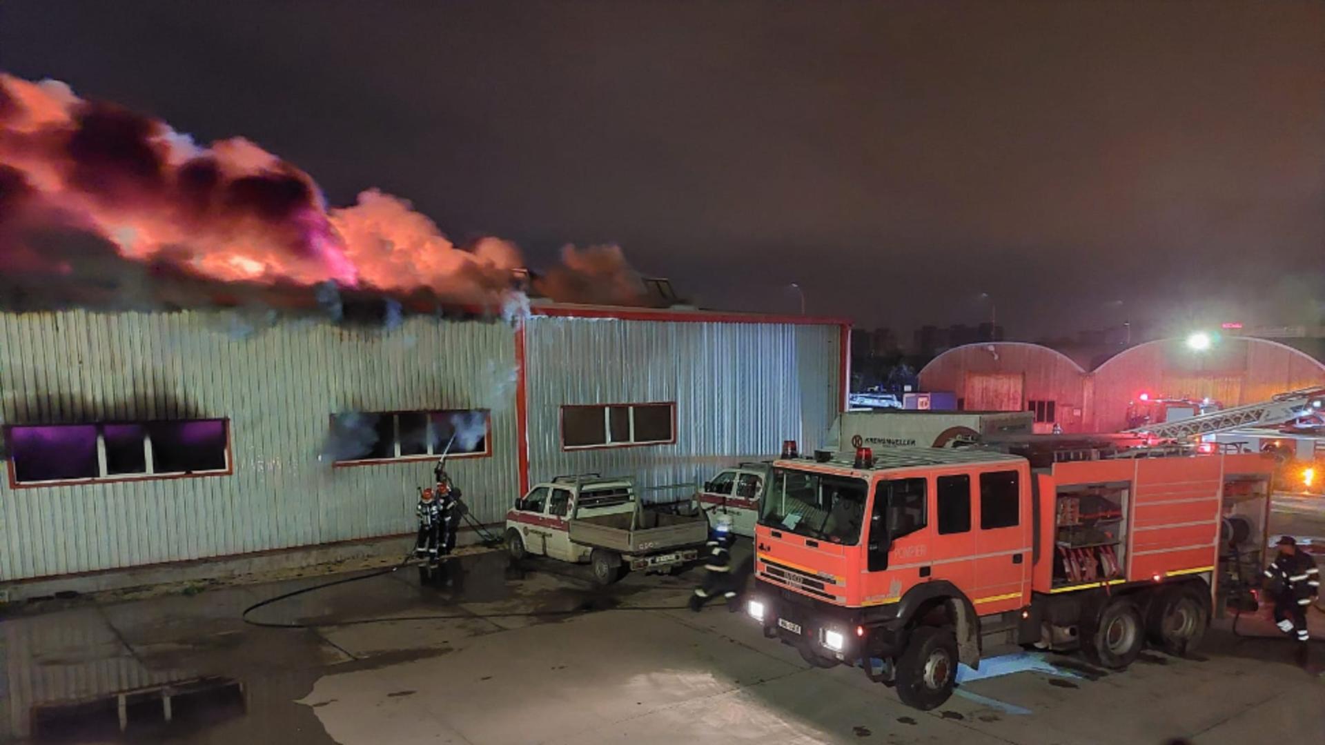 Incendiu la o hală din Ploiești (sursă foto: Observatorul Prahovean)