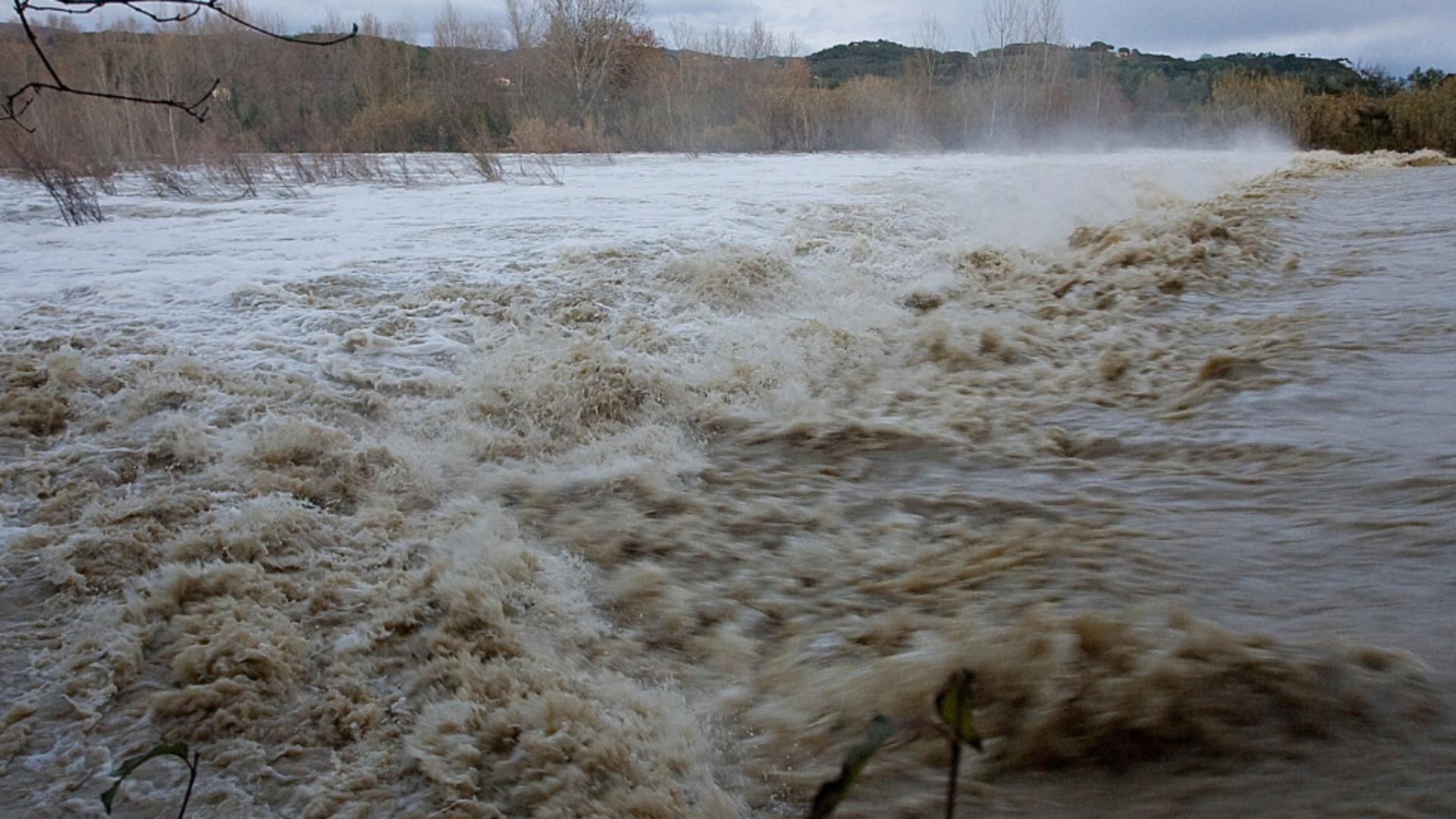 Hidrologii dau semnalul: Risc uriaș de viituri pe râurile din 10 bazine hidrografice – cod portocaliu și cod galben