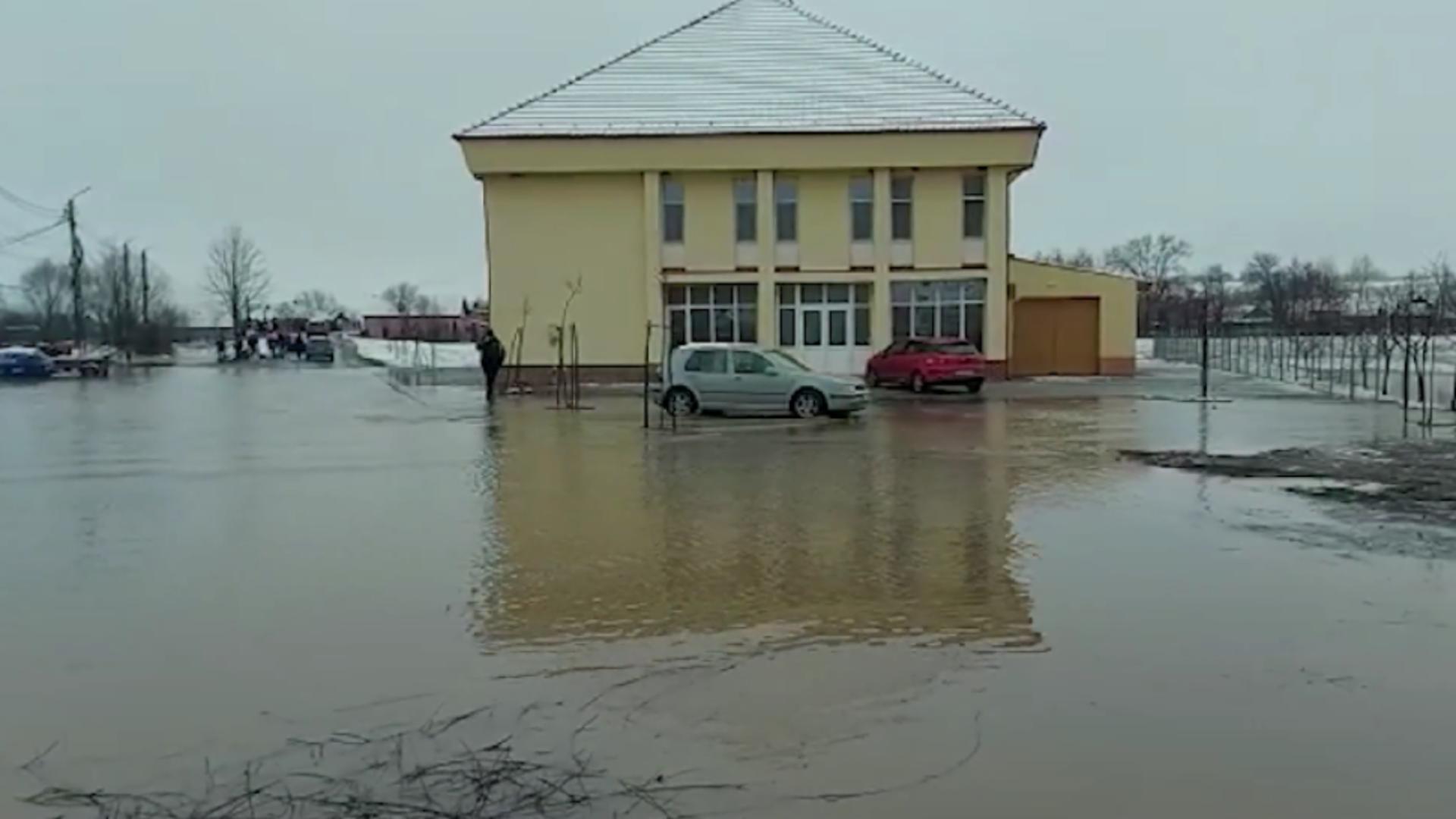 Zăpada topită a inundat localități întregi în Moldova. Apa a intrat în casele oamenilor