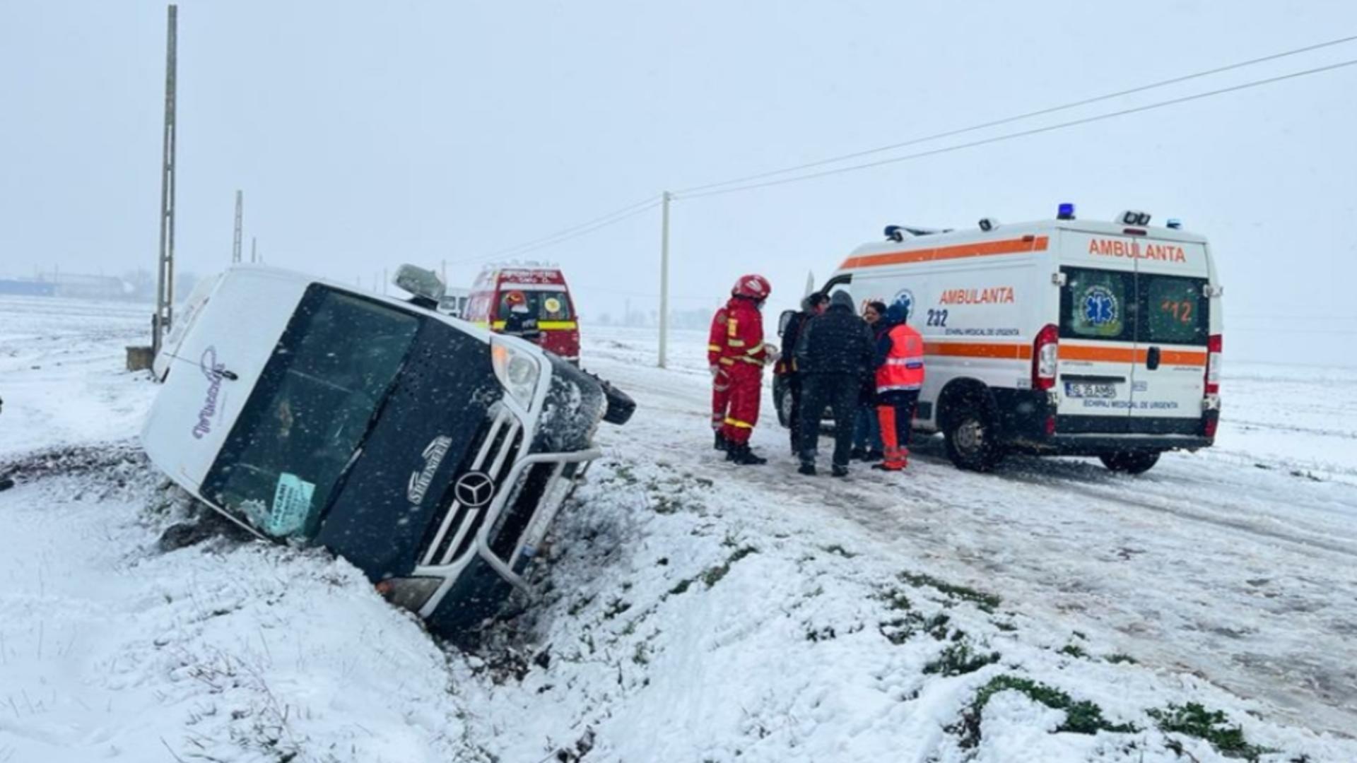 Un microbuz cu trei persoane la bord s-a răsturnat într-o comună din Iași