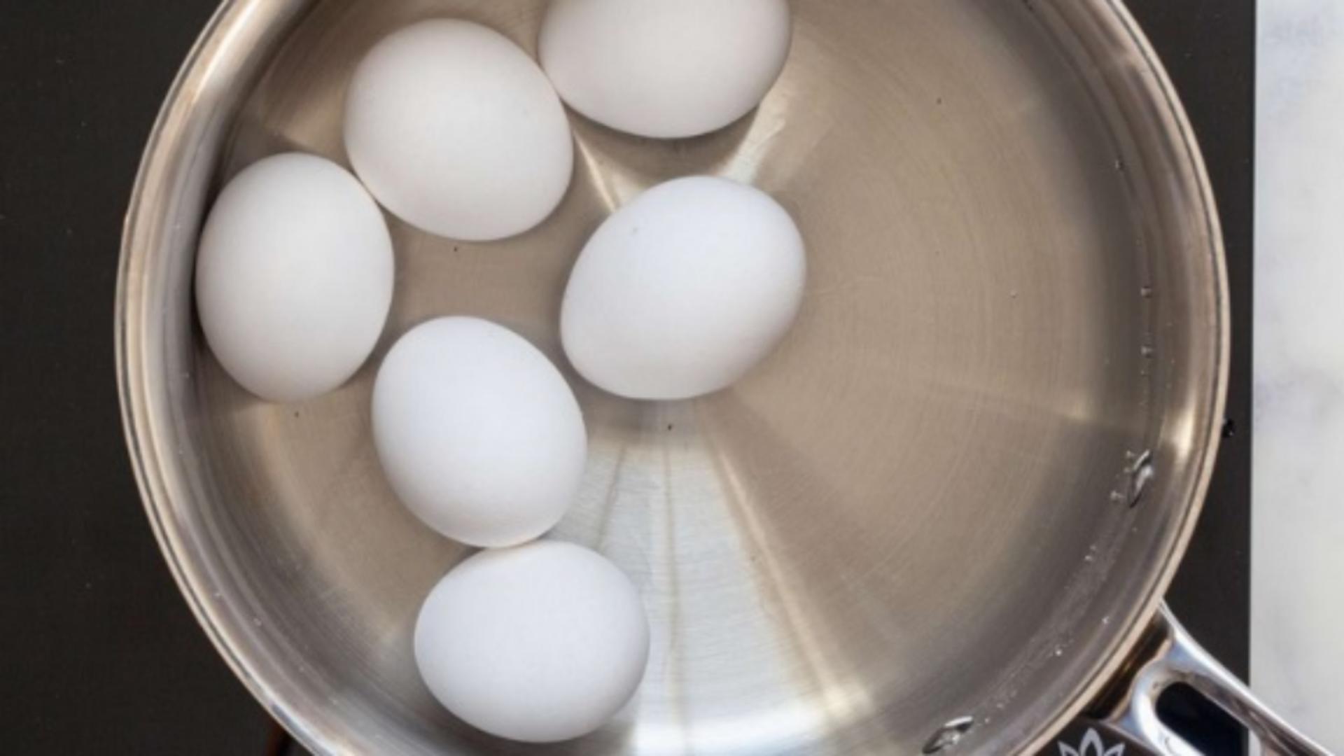 De ce trebuie să adaugi bicarbonat de sodiu în apă atunci când fierbi ouăle de Paște 