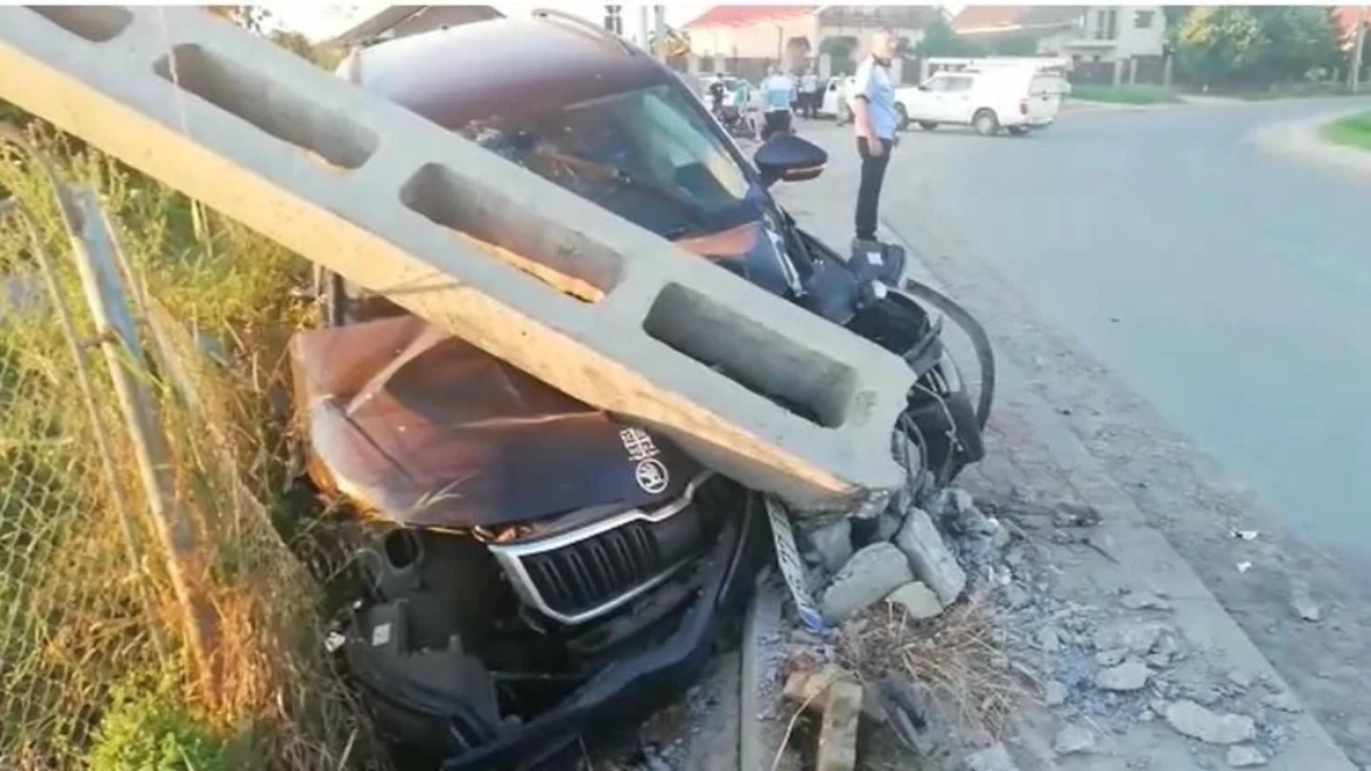 Impactul cu mașina preotului a doborât un stâlp de electricitate. Foto: stiriest.ro