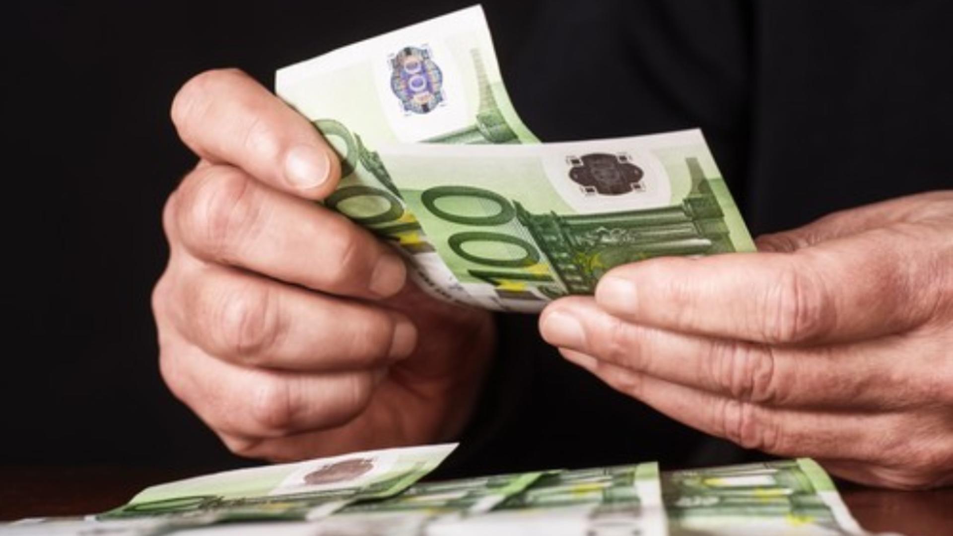 Un român care a câștigat 30.000 de euro nu știe în ce să-i investească. Ce sfaturi i-au dat internauții 