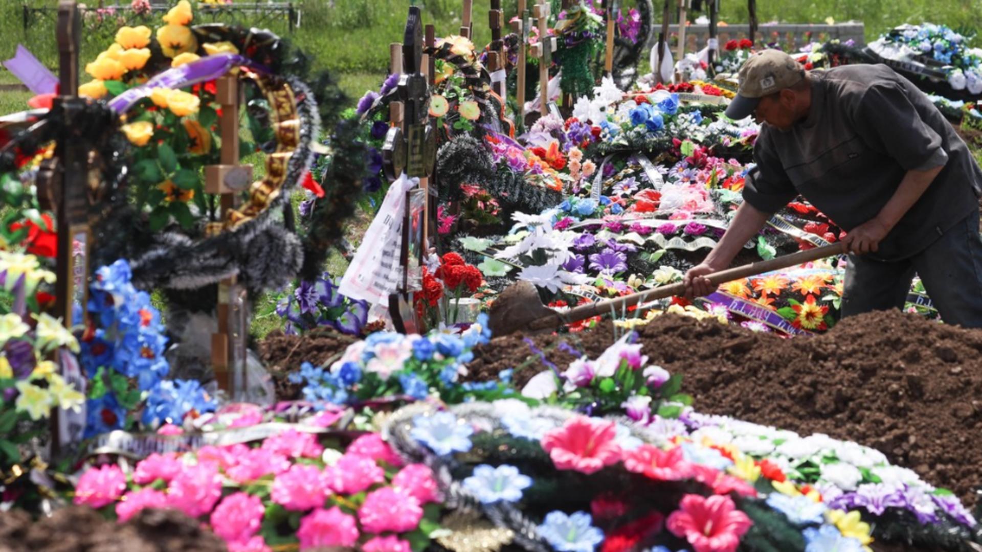 Rușii fură în stil mare în războiul din Ucraina: Soldații ocupanți au trecut la profanarea mormintelor -Foto: Profi Media