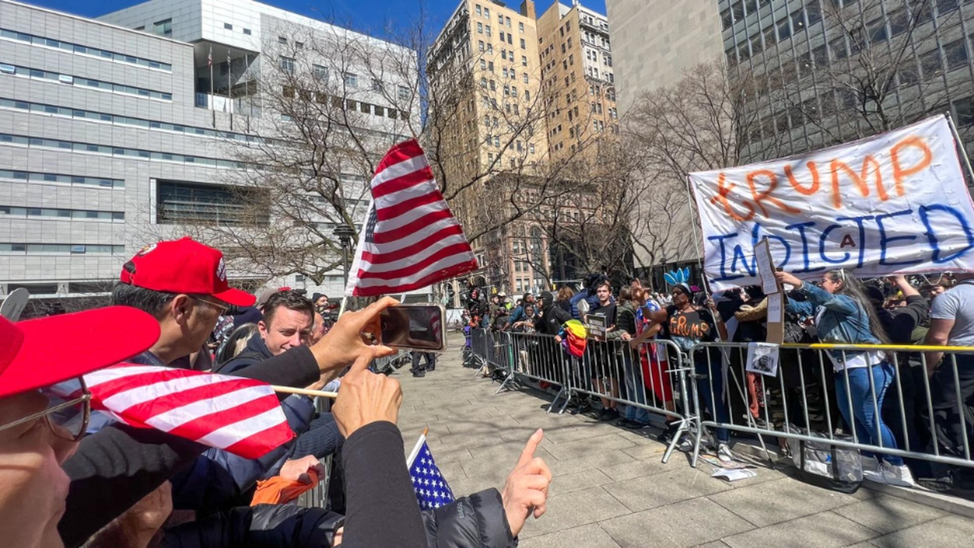 America divizată: Susținători și opozanți ai lui Trump, aproape să se ia la bătaie în fața tribunalului din Manhattan. FOTO