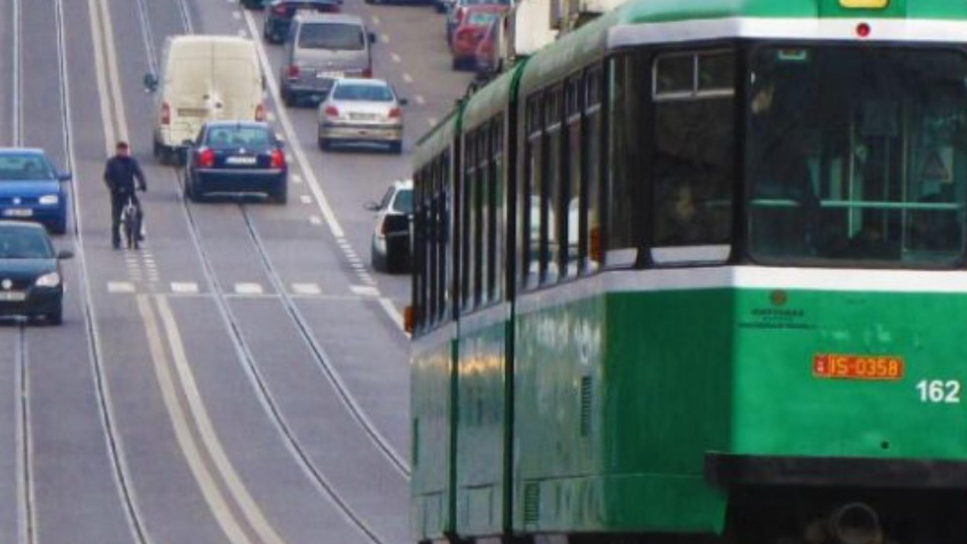 Dialog HALUCINANT în tramvai - Vatman din Iași, certat de o călătoare nervoasă că întârzie la serviciu - VIDEO