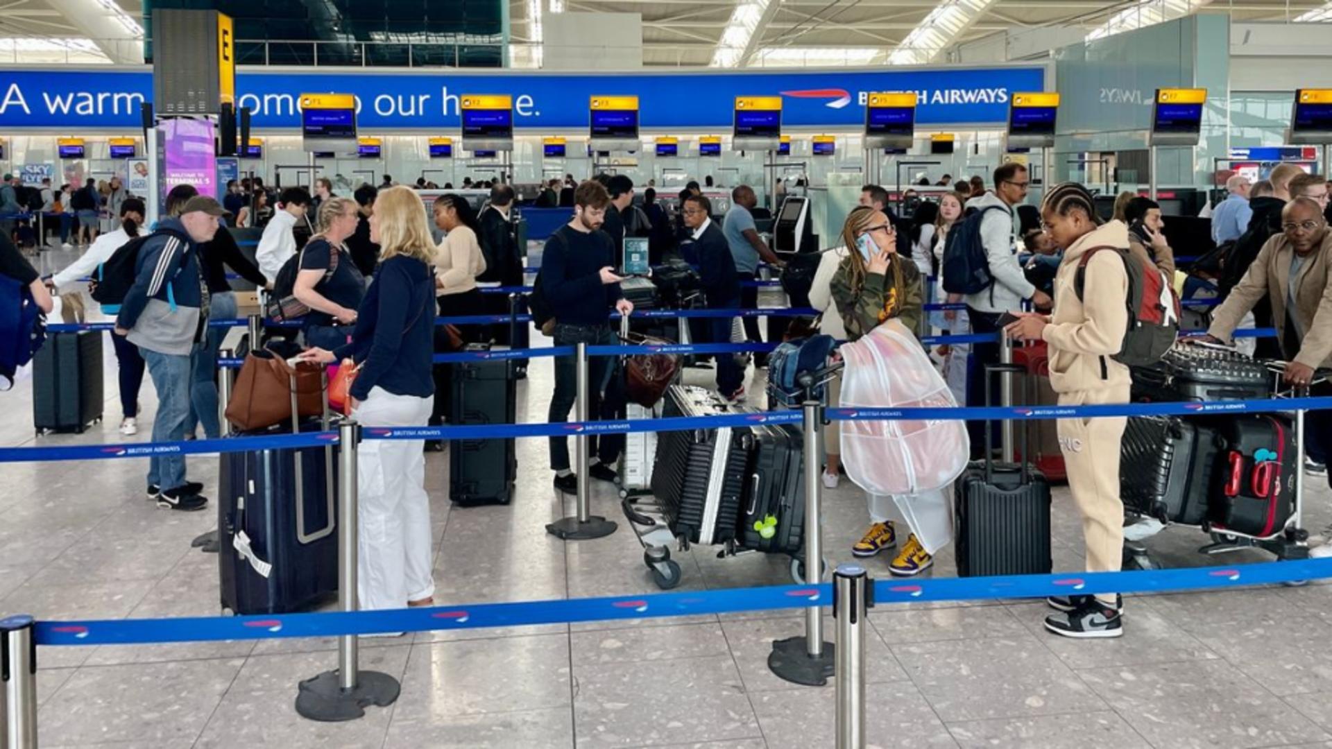 Haos pe aeroporturile din Anglia - Românii, avertizați de MAE: Există perturbări ale controlului de frontieră 