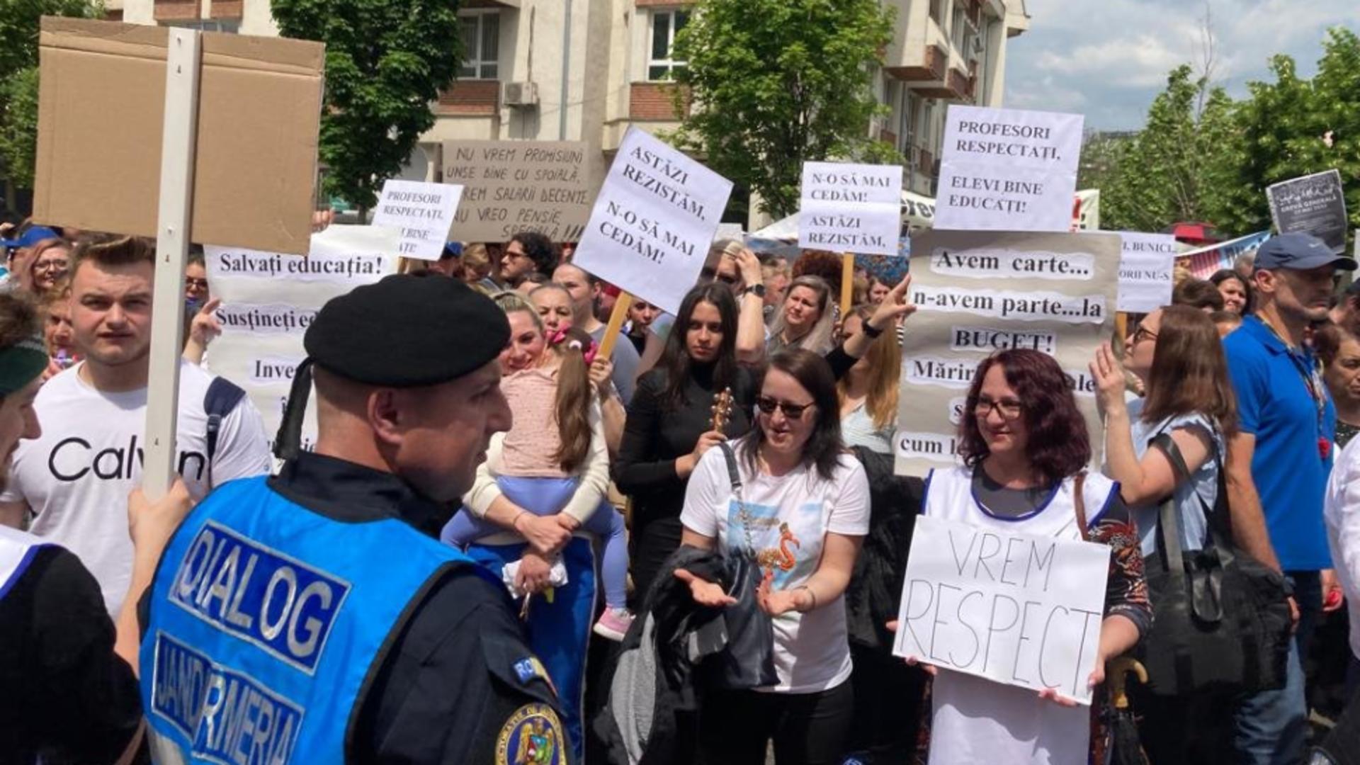 Protest cu scandal - profesorii au lovit mașina prefecturii.