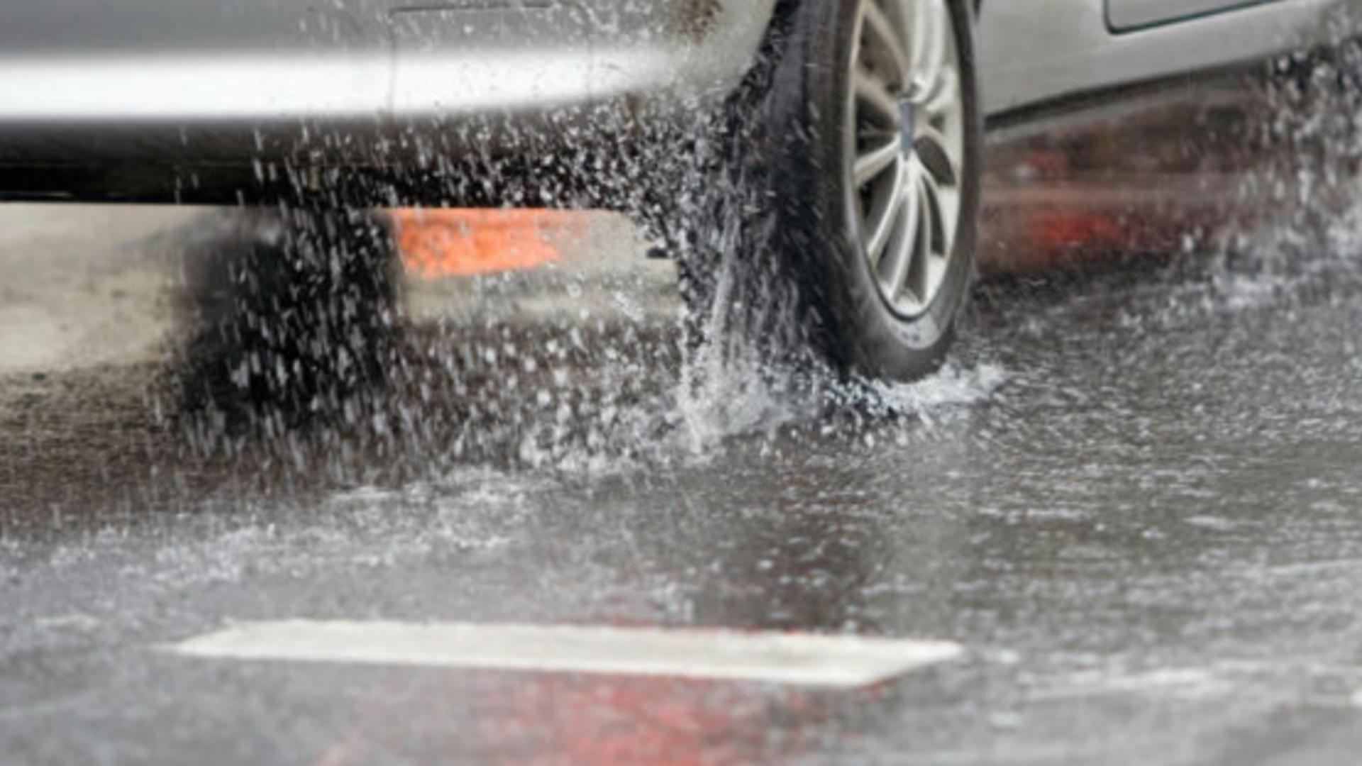 Atenție, șoferi! Pericol de acvaplanare pe Autostrada Soarelui din cauza ploilor torențiale
