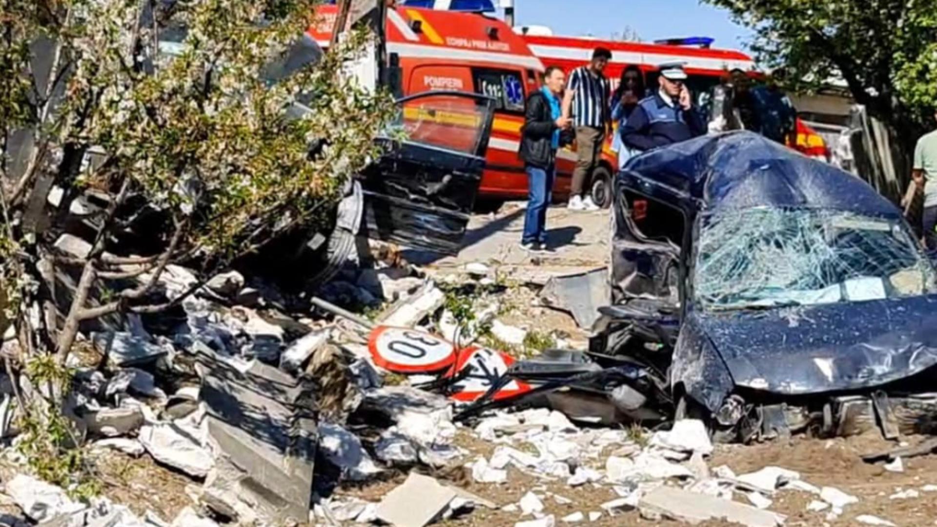 Accident mortal în județul Constanța: 2 mașini spulberate de un TIR - 6 victime: 2 morți și 2 răniți - Primele imagini după impact