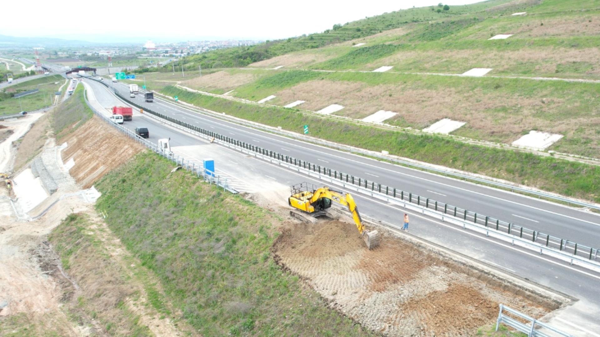 Altă surpare pe A10 Sebeș-Turda, la câțiva metri de locul refacerii complete a șoselei - FISURI adânci în asfalt Foto: ziarulunirea.ro