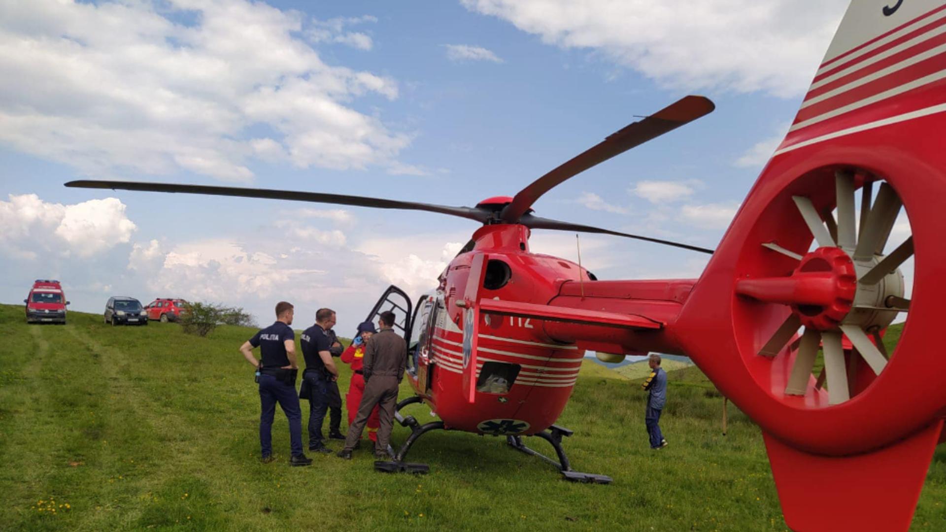 Accident teribil în Hunedoara: Bărbat rănit, prins sub tractor - Cei 2 copii ai săi au fost martori la tragedie - A fost solicitat elicopterul SMURD