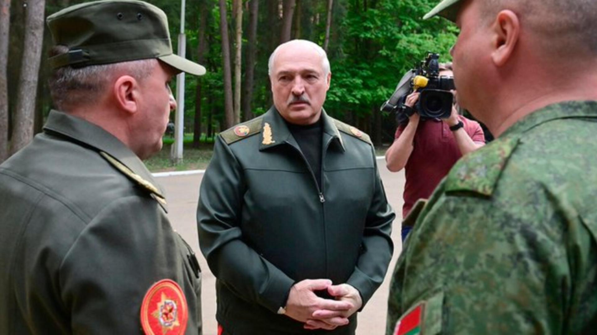Aleksandr Lukașenko pozează în „om puternic”, ca și Putin, căruia îi este aliat fidel - Răgușit și machiat, după zile de absență