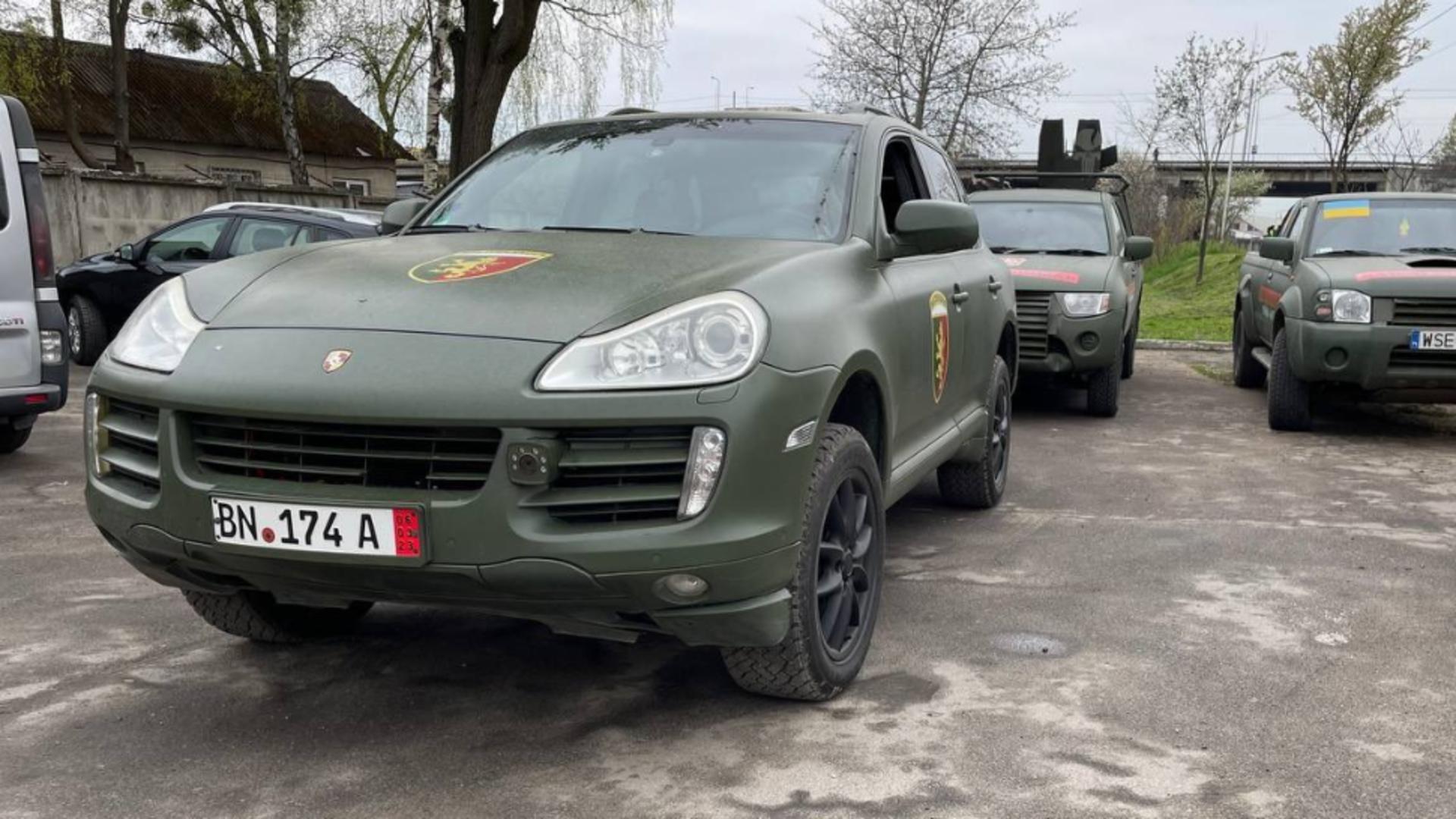 Mașină de lux, transformată în vehicul militar și trimisă în prima linie a războiului din Ucraina