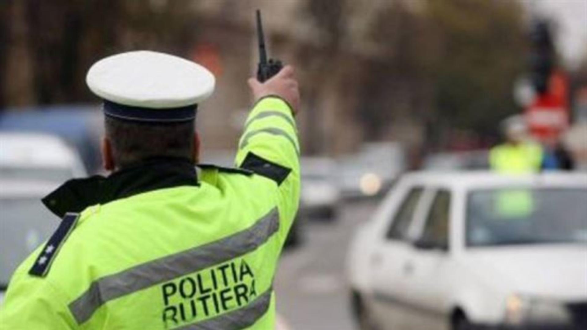 Un bărbat din Brașov a fost prins în flagrant în timp ce încerca să le dea 1.000 de euro mită polițiștilor
