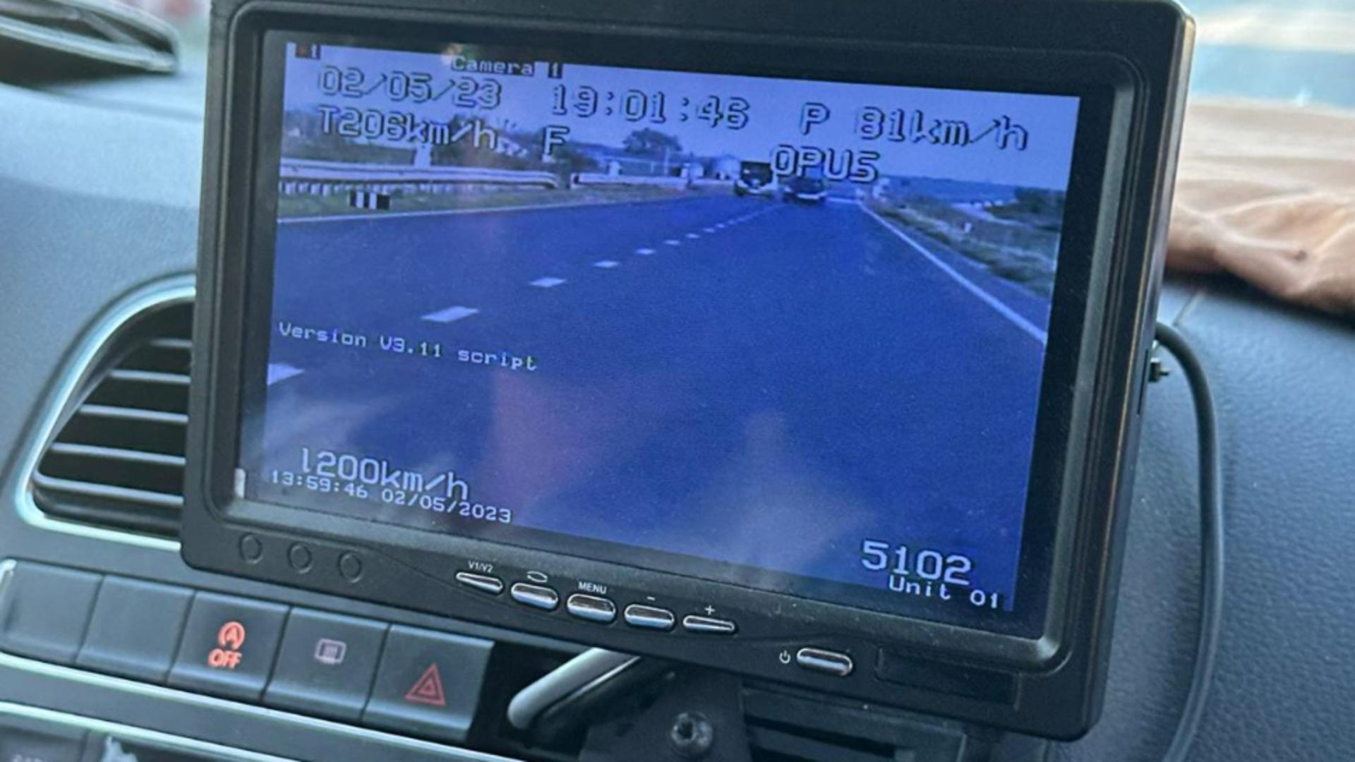 Un șofer care conducea cu 206 km/h, amendat cu aproape 1.000 de euro - Cursă dramatică a Poliției