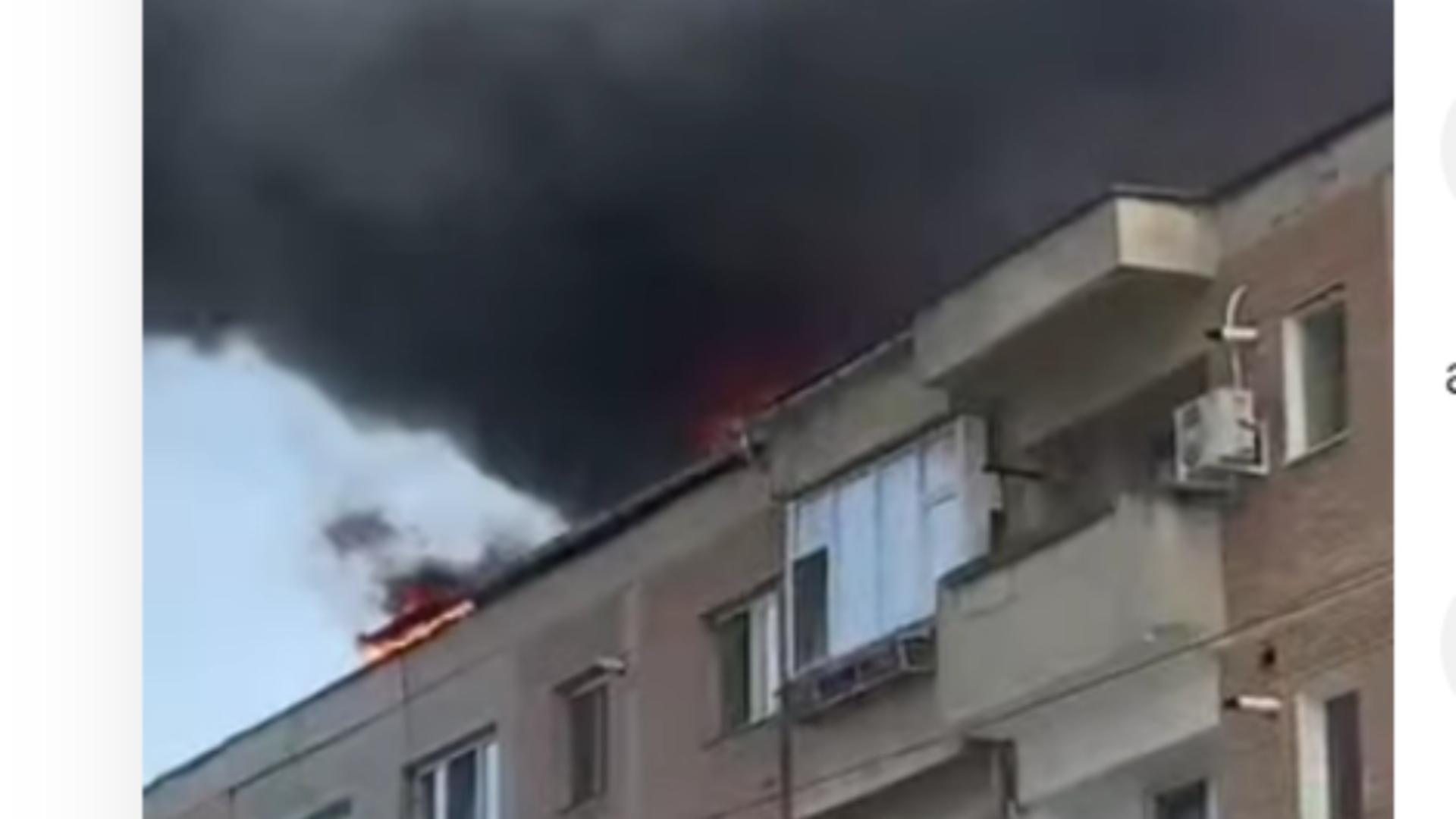 Momente de PANICĂ la bloc! Zeci de oameni evacuați din cauza unui INCENDIU - Imagini șocante cu fumul negru și gros - VIDEO