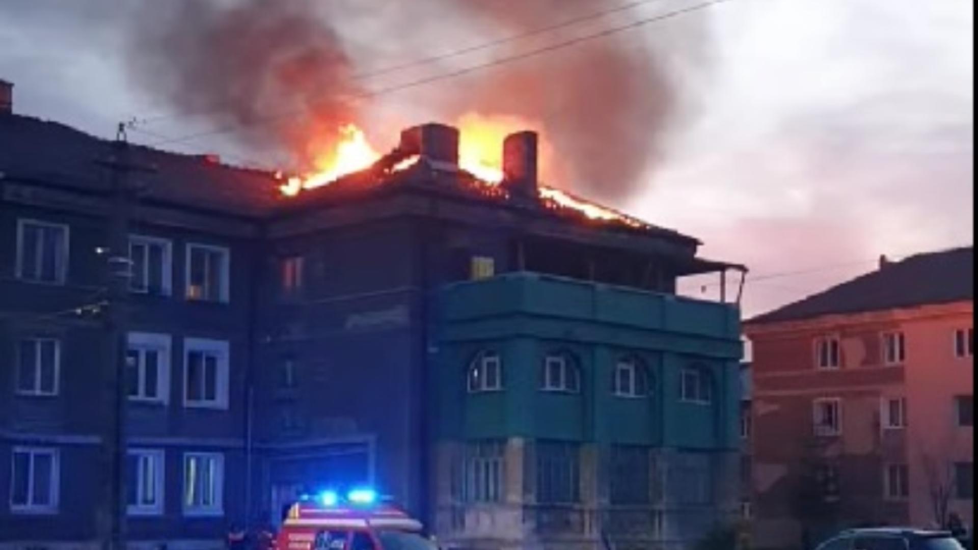 Panică la bloc: Un incendiu violent a cuprins mai multe etaje - 30 de oameni, EVACUAȚI - Pompierii, intervenție urgentă - VIDEO