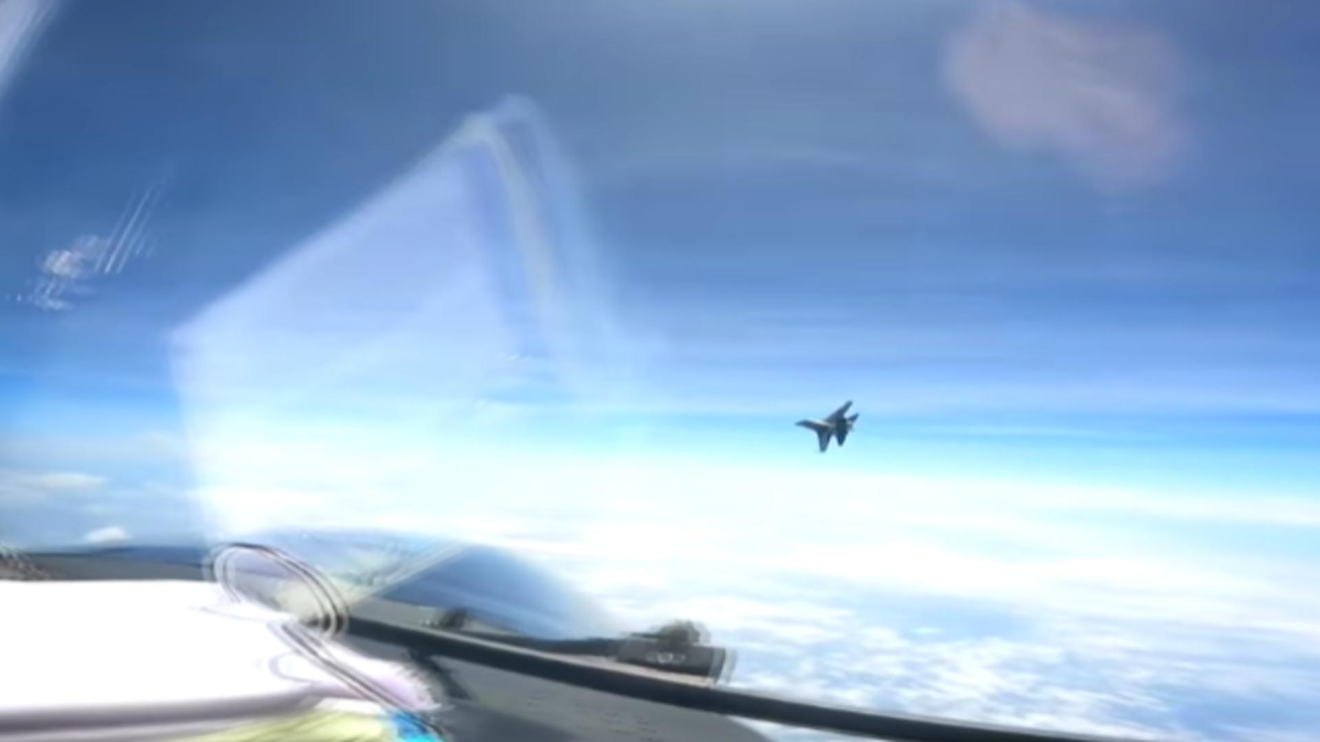 Tensiuni în aer deasupra Mării Chinei. VIDEO cu un avion chinez făcând o manevră agresivă către un avion american de recunoaștere 