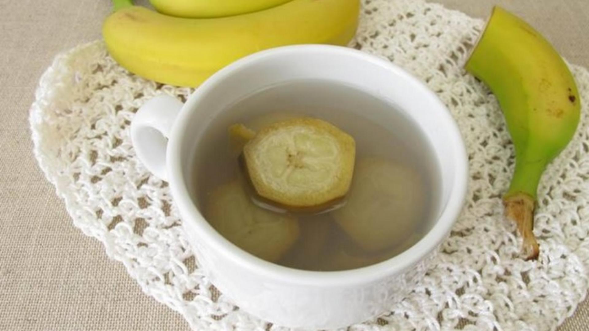 Ce se întâmplă în corpul tău dacă bei o cană de ceai de banane înainte să te culci 