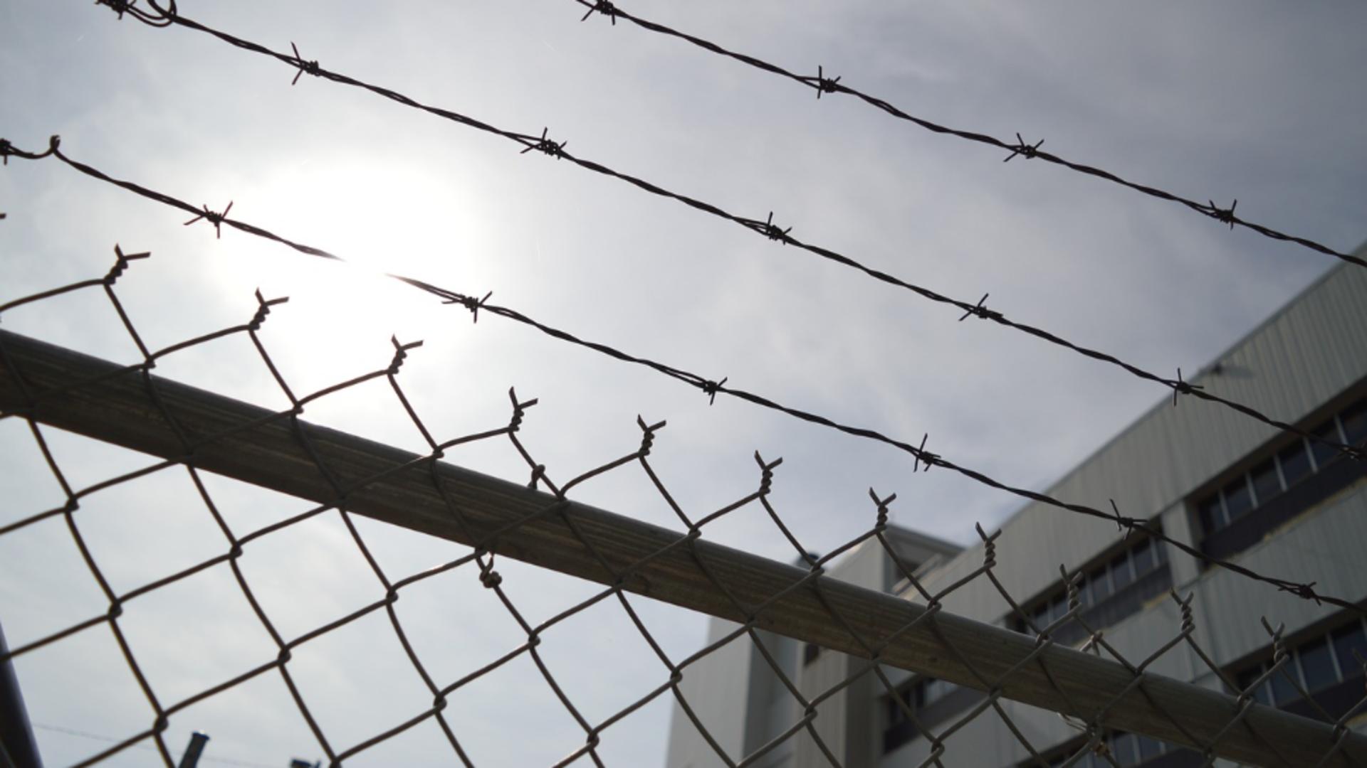 La Penitenciarul Deva, jumătate din paza închisorii se face cu deţinuţi. Cum a ajuns lupul paznic la...lupi, din cauza grevei