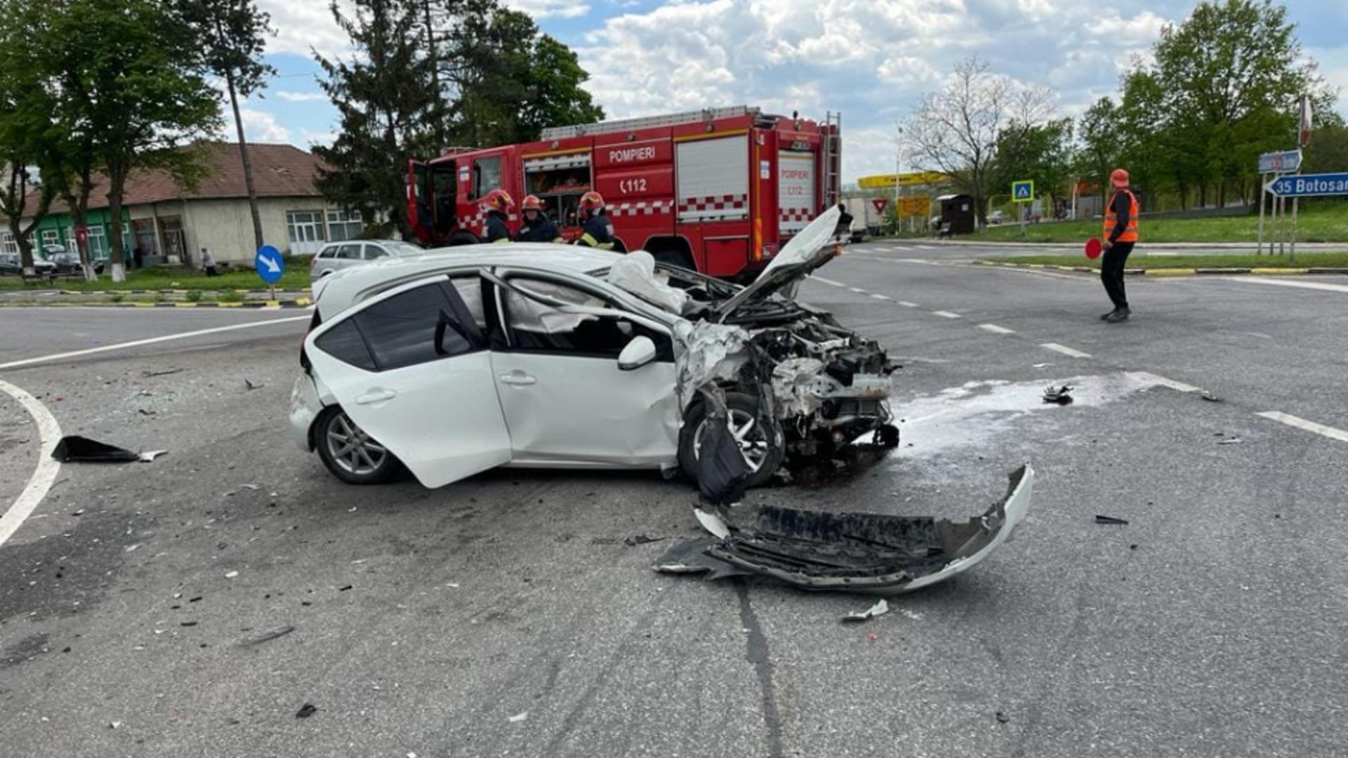 Două mașini s-au ciocnit violent în localitatea Vârful Câmpului, Botoșani. Foto/ISU