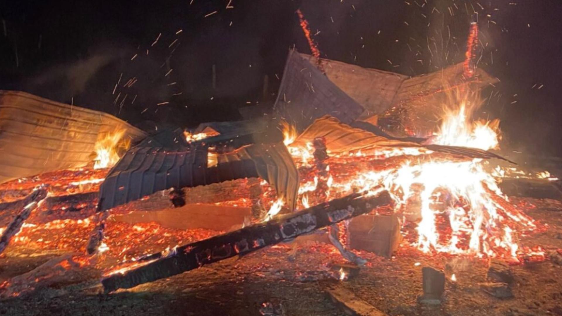 O cabană a ars ca o torță în sudul județului Neamț - Pompierii au anunțat că focul a fost pus intenționat - FOTO