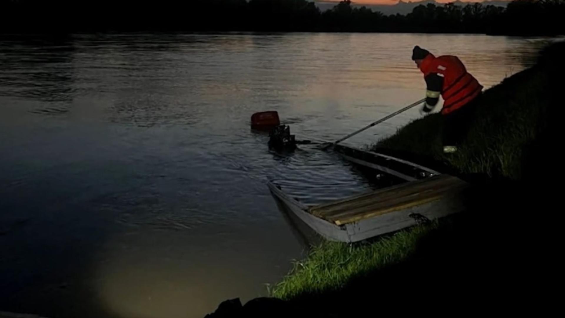 Căutările în urma tragediei de pe râul Mureș continuă și pe uscat. O barcă cu 12 oameni s-a răsturnat 