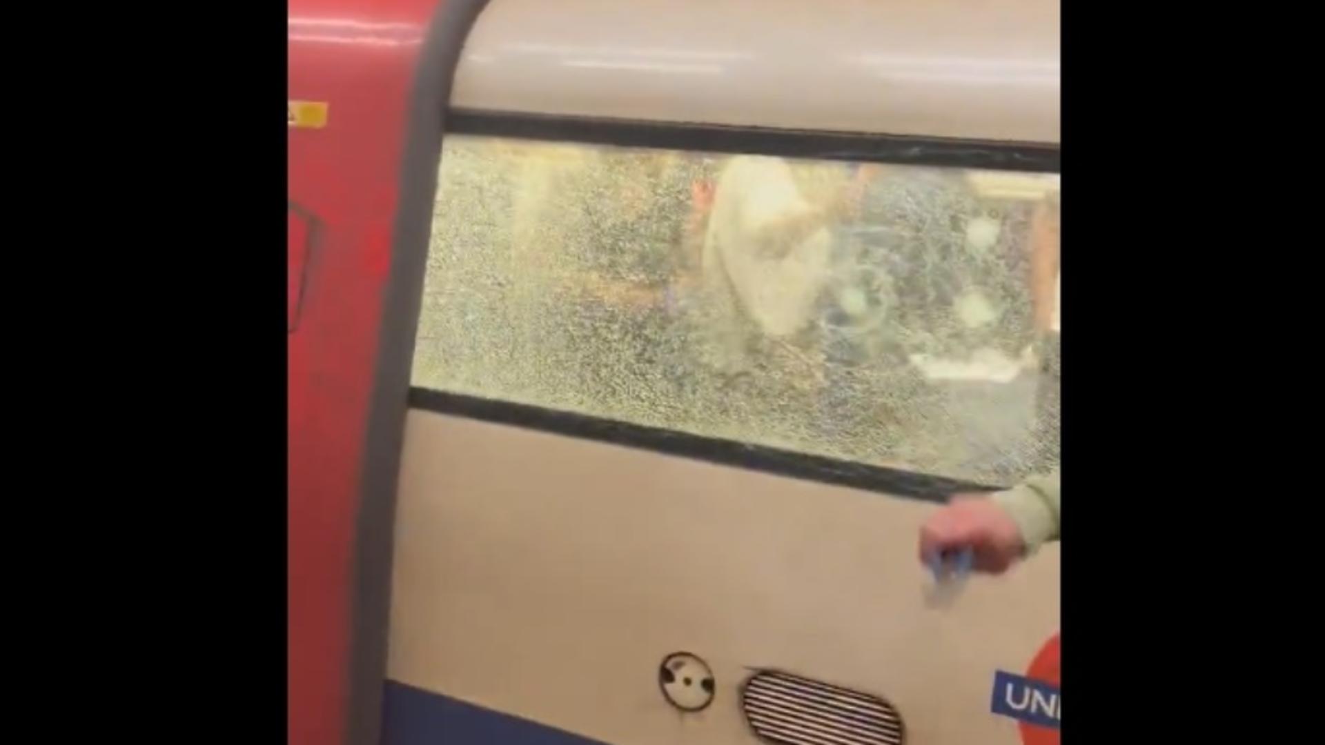  Incident la metroul din Londra înainte de încoronarea regelui Charles al III-lea. Oamenii au spart panicați geamurile unei garnitur