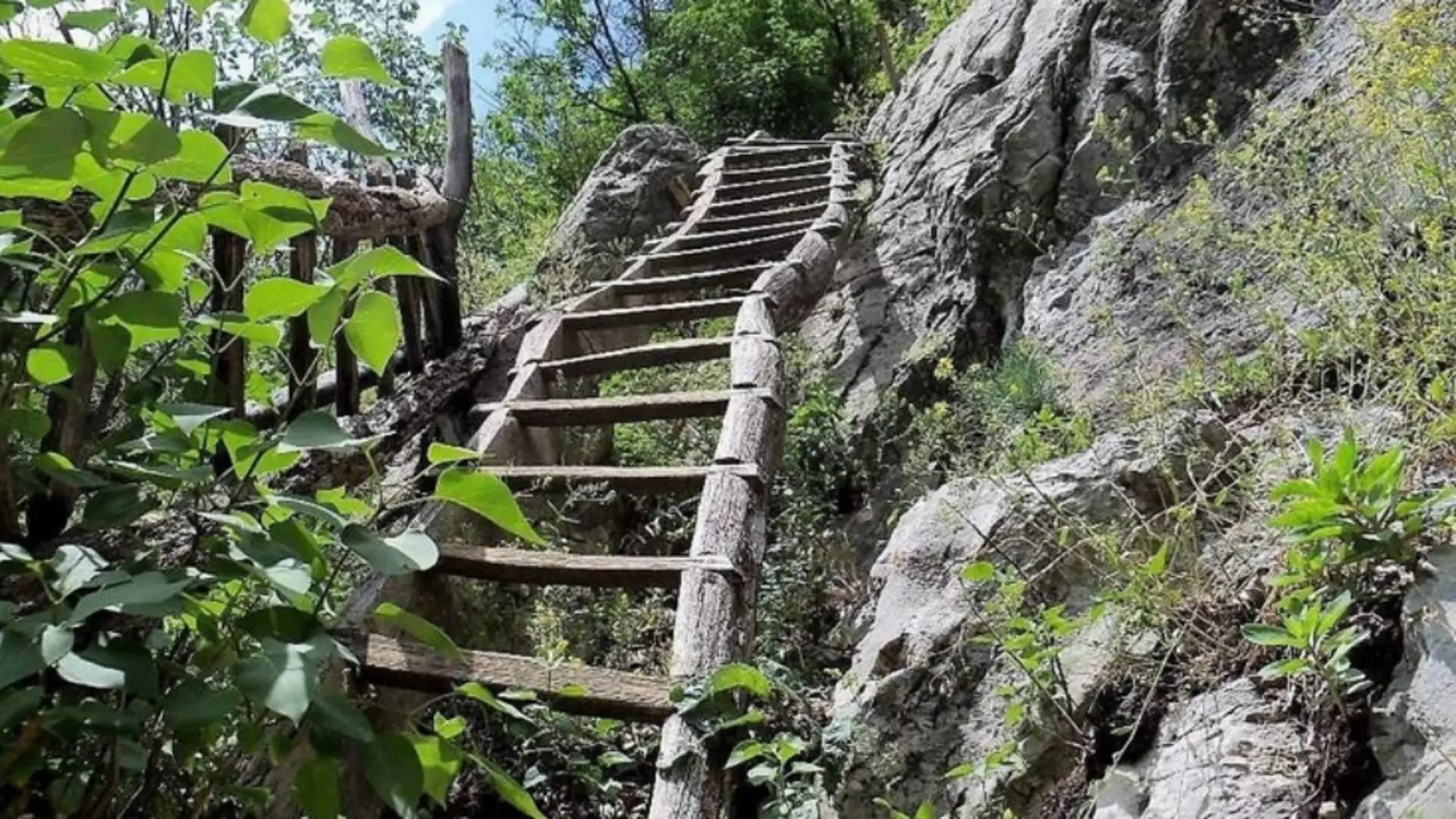 Singurul sat din România în care localnicii pot ajunge doar cu scara / Foto: coltisorderomania.ro