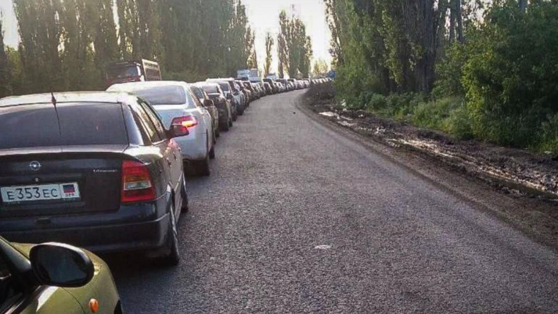 Coadă de mașini la ieșirea din Mariupol