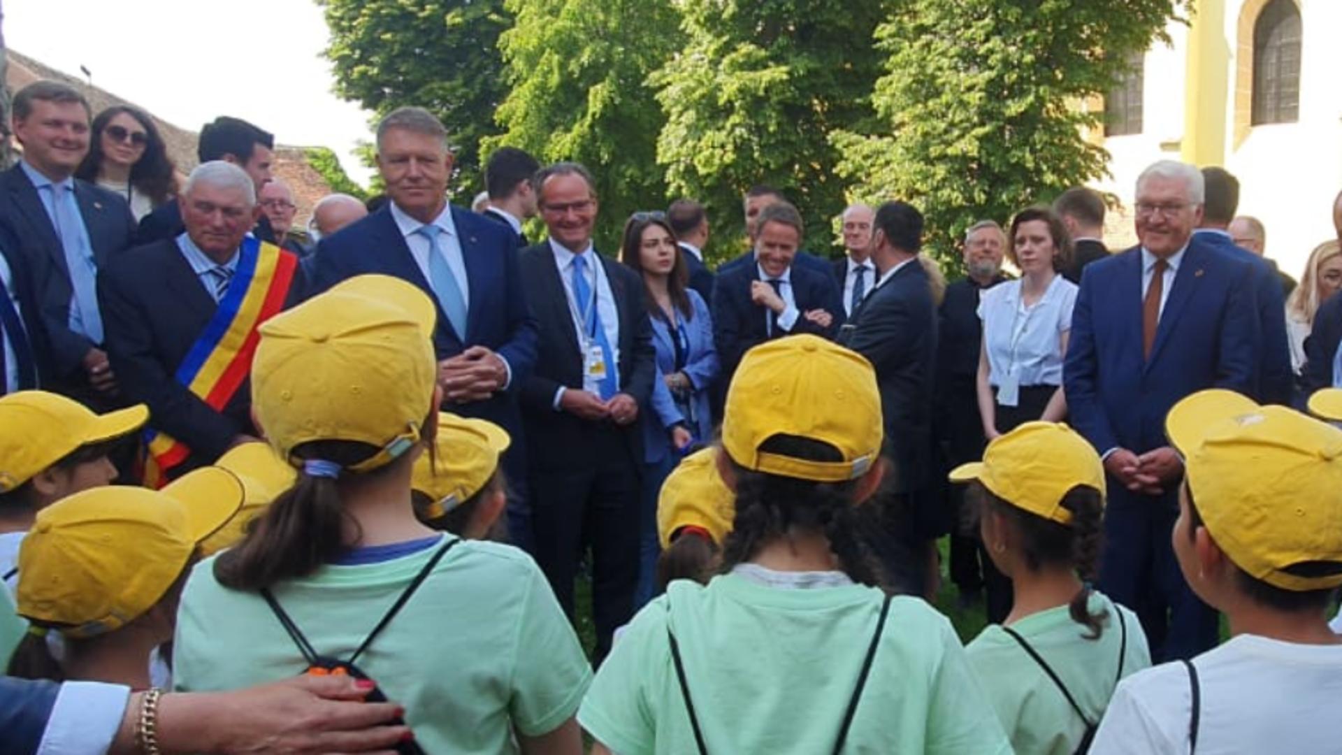 Klaus Iohannis, reacție după ce un grup de copii îi cântă „O lume minunată” în plină grevă a profesorilor - Momentul surprins la Cristian