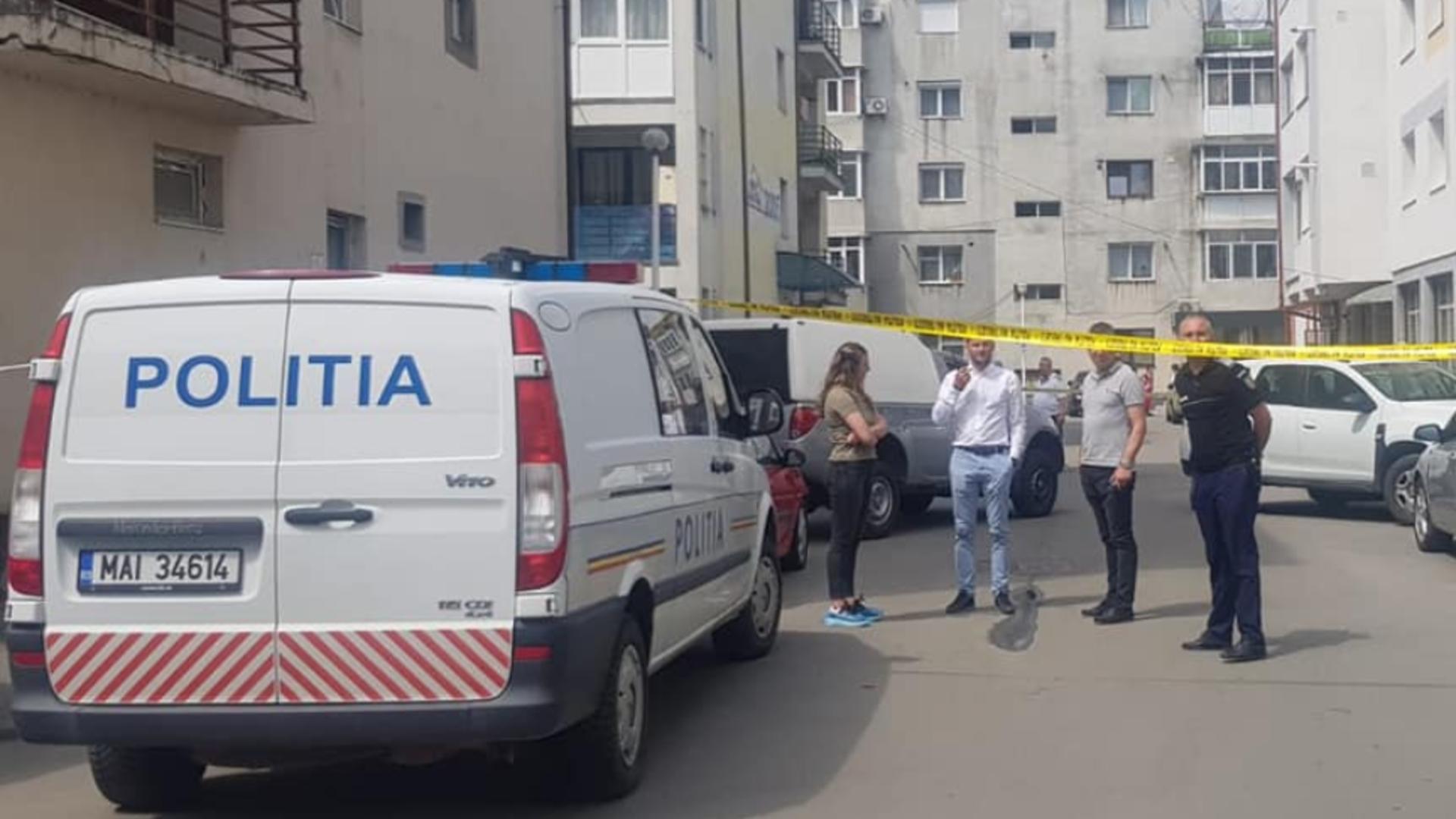 Crima odioasă la Slatina. Un bărbat și-a înjunghiat partenera în gât - VIDEO