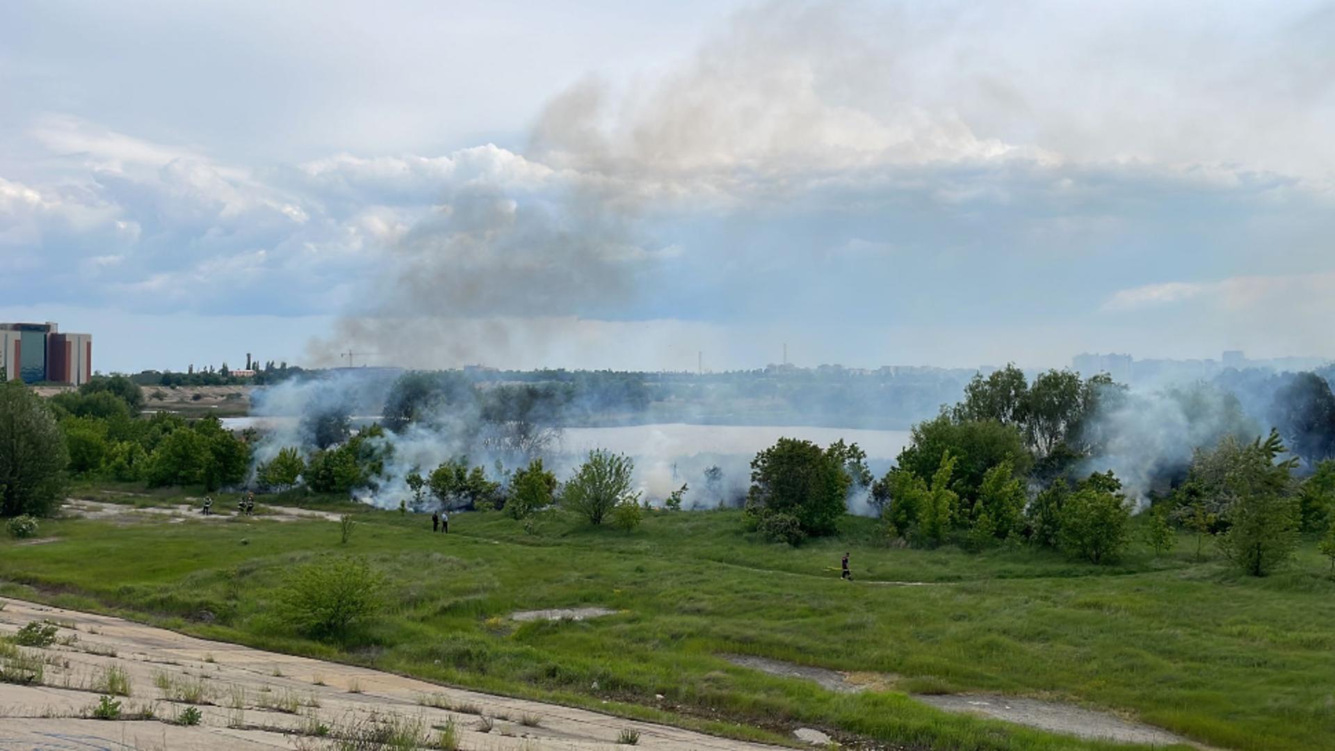 Incendiul devastator din Delta Văcărești a fost STINS. Au ars 30.000 de metri pătrați de vegetație FOTO+VIDEO