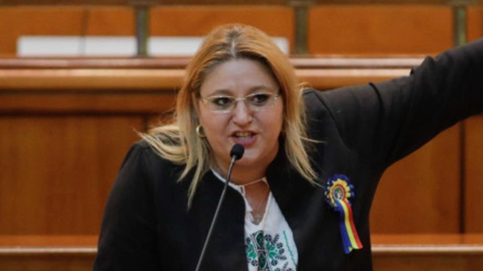 Diana Șoșoacă a făcut circ în Parlament