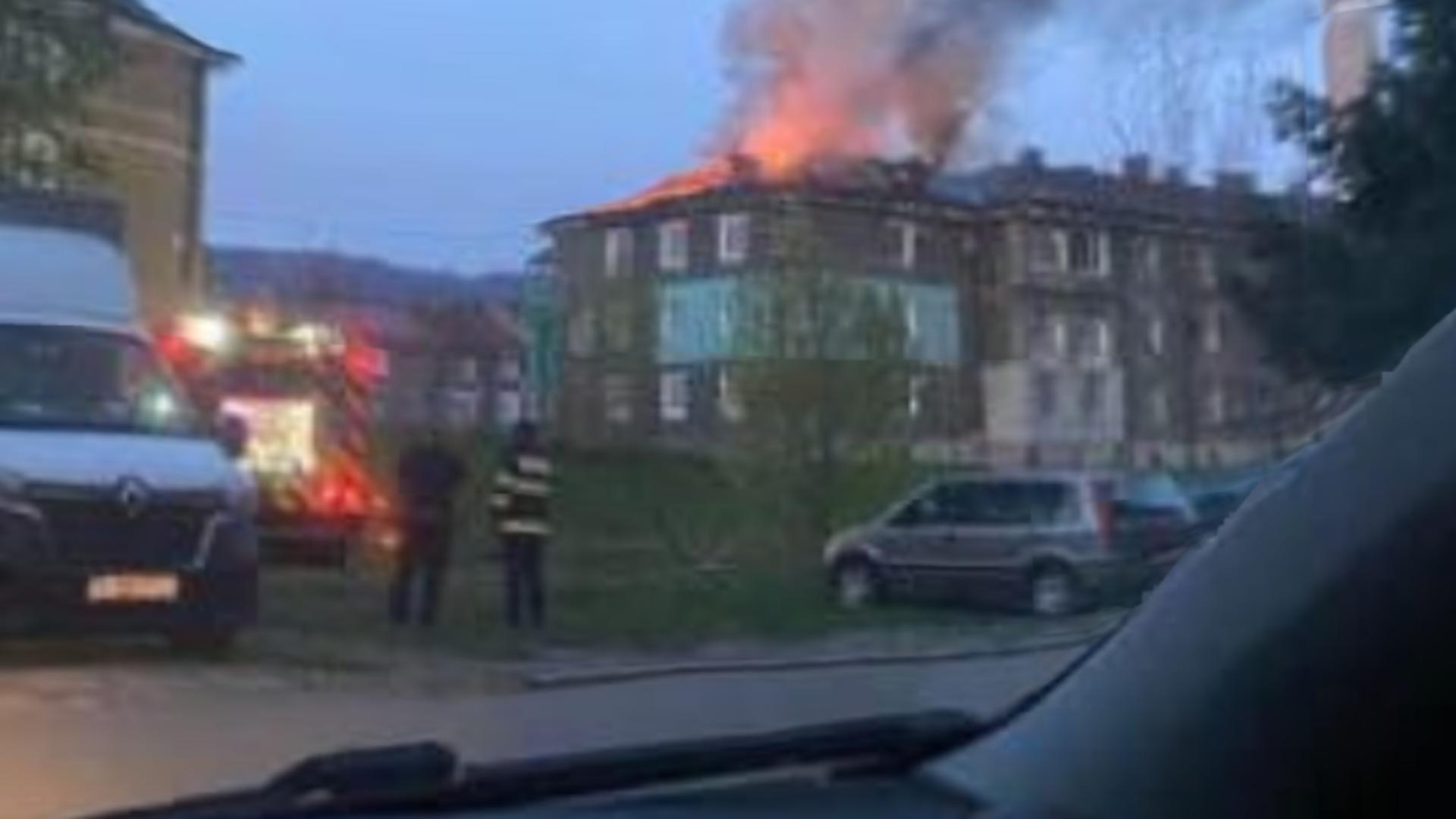 Panică la bloc: Un incendiu violent a cuprins mai multe etaje - 30 de oameni, EVACUAȚI - Pompierii, intervenție urgentă - VIDEO