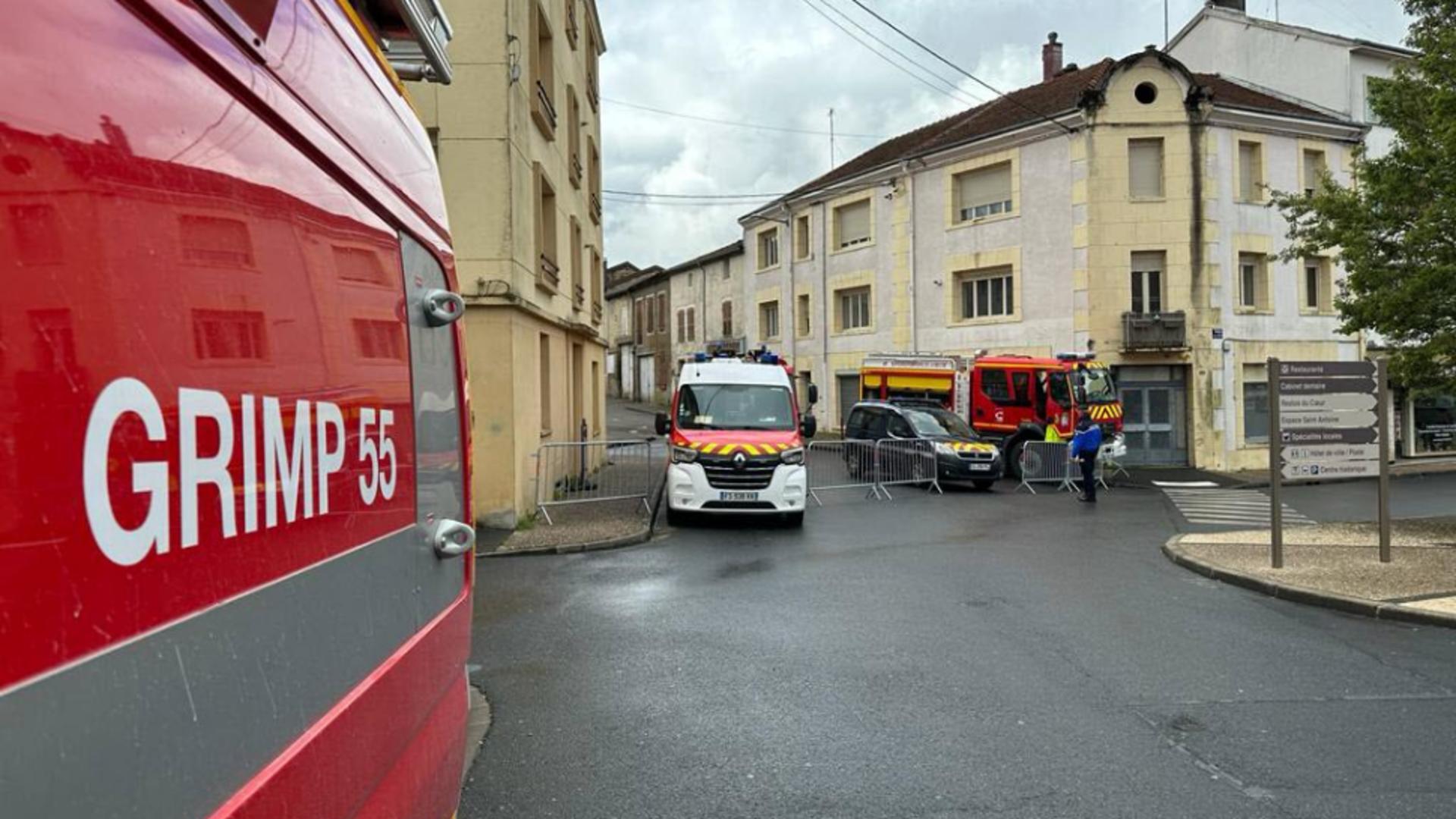 Echipaje speciale ale serviciilor de salvatori în fața casei femeii de 391 kg. Foto ER /Frédéric MERCENIER