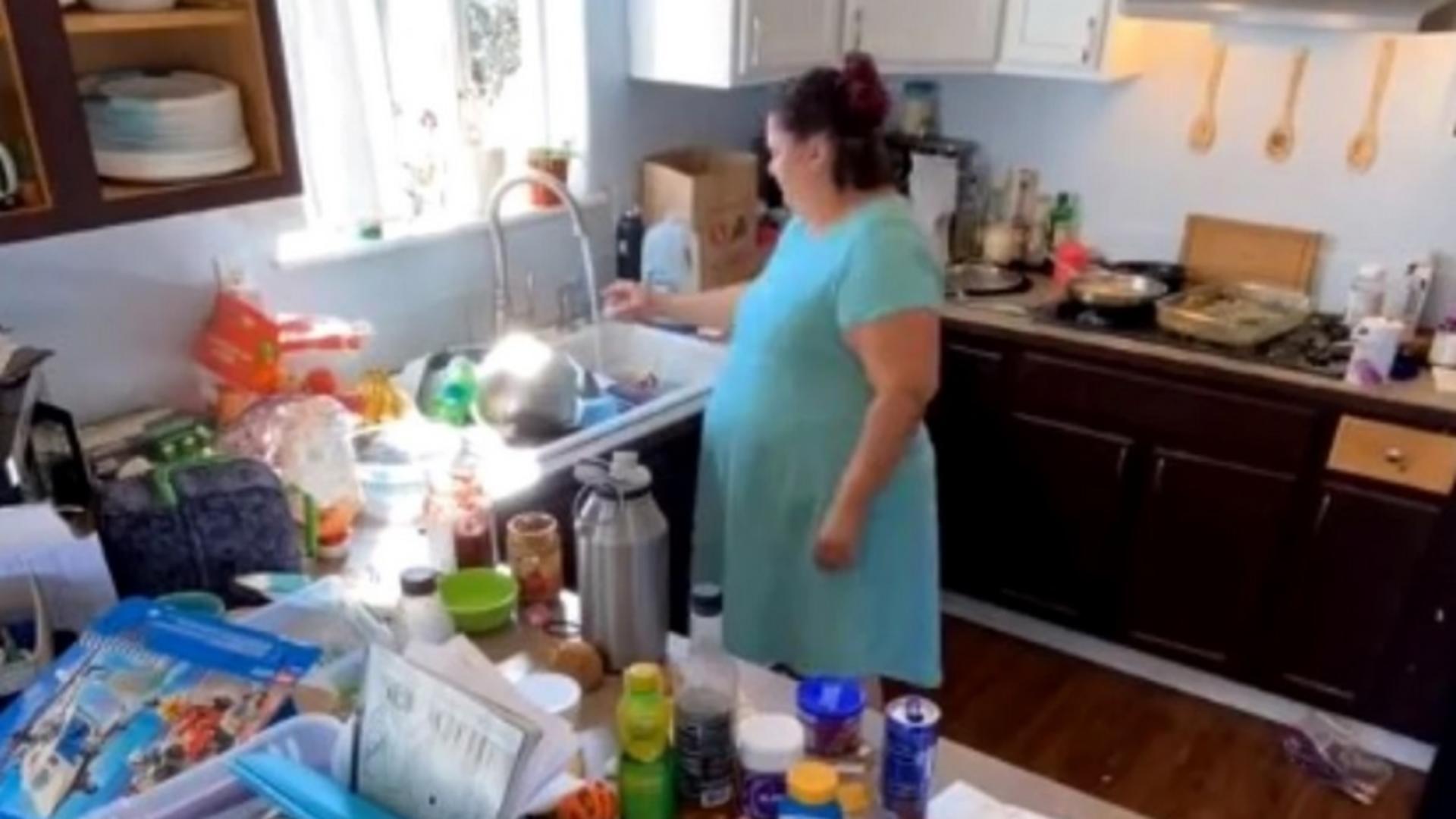 O femeie a plecat de acasă după ce a instalat camere video în toate încăperile