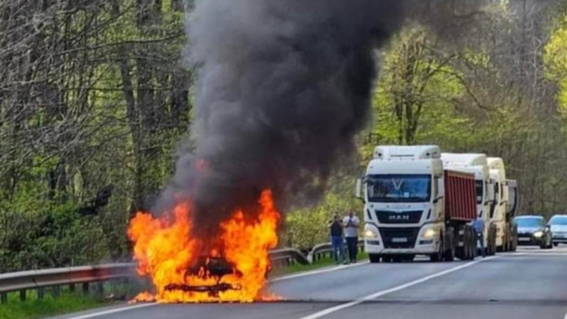 O mașină cu 3 pasageri s-a făcut scrum după ce a luat foc, în mers, pe DN13, spre Brașov - TRAFIC blocat - FOTO