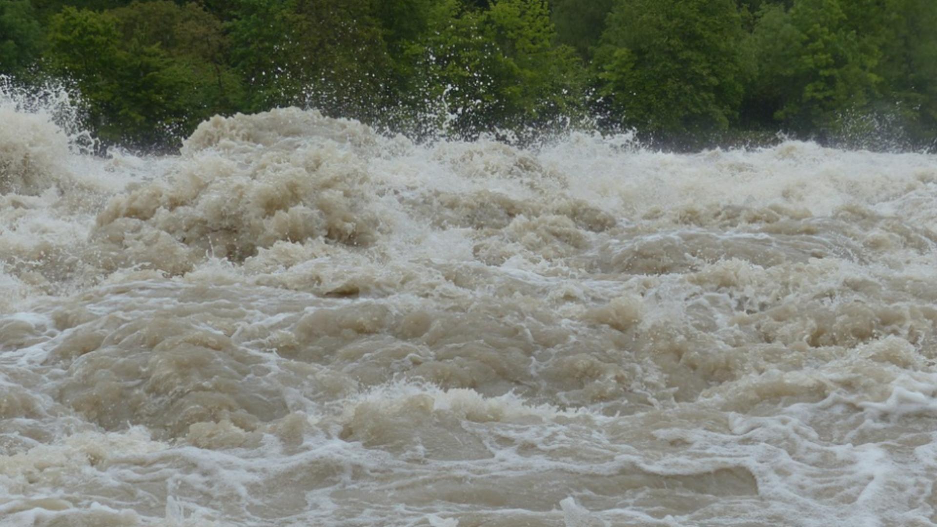 Cod Galben de INUNDAȚII pe  mai multe râuri din România. Meteorologii au actualizat prognoza!