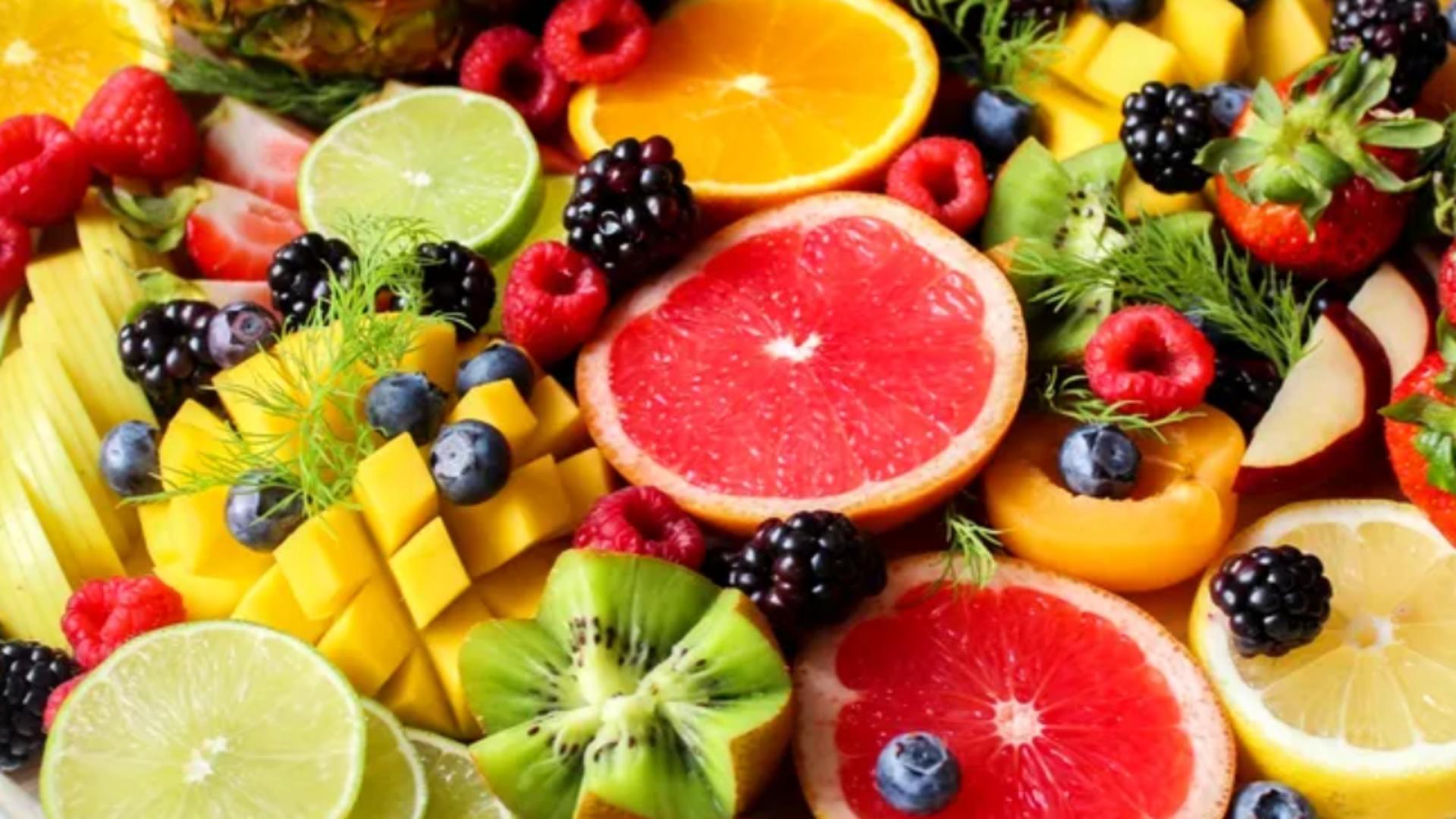 Excesul de fructe duce la boli digestive periculoase - De ce este mai bine să consumăm fructele proaspete, nu suc