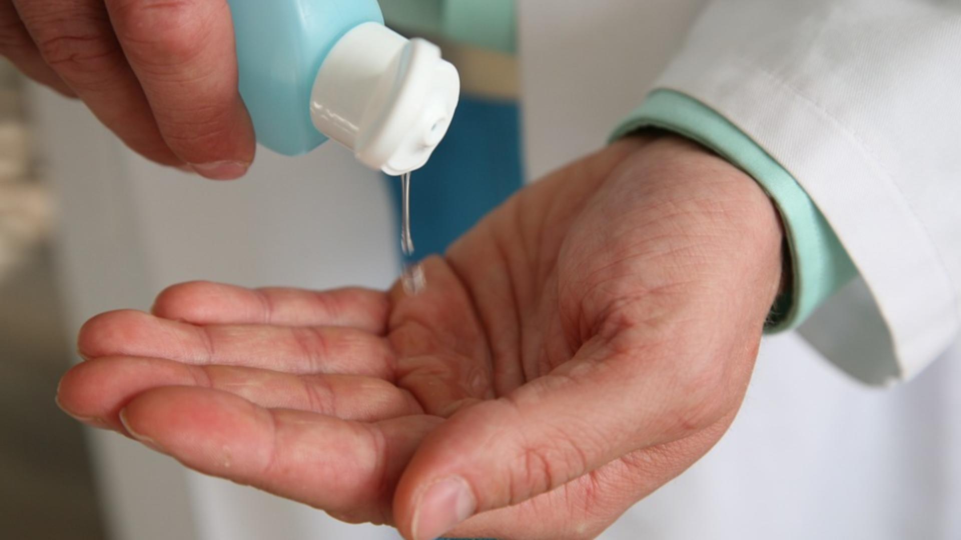 Înșelăciune la indigo cu cazul Hexi Pharma! O firmă din Ploiești a trimis dezinfectanți diluați către 46 de spitale 