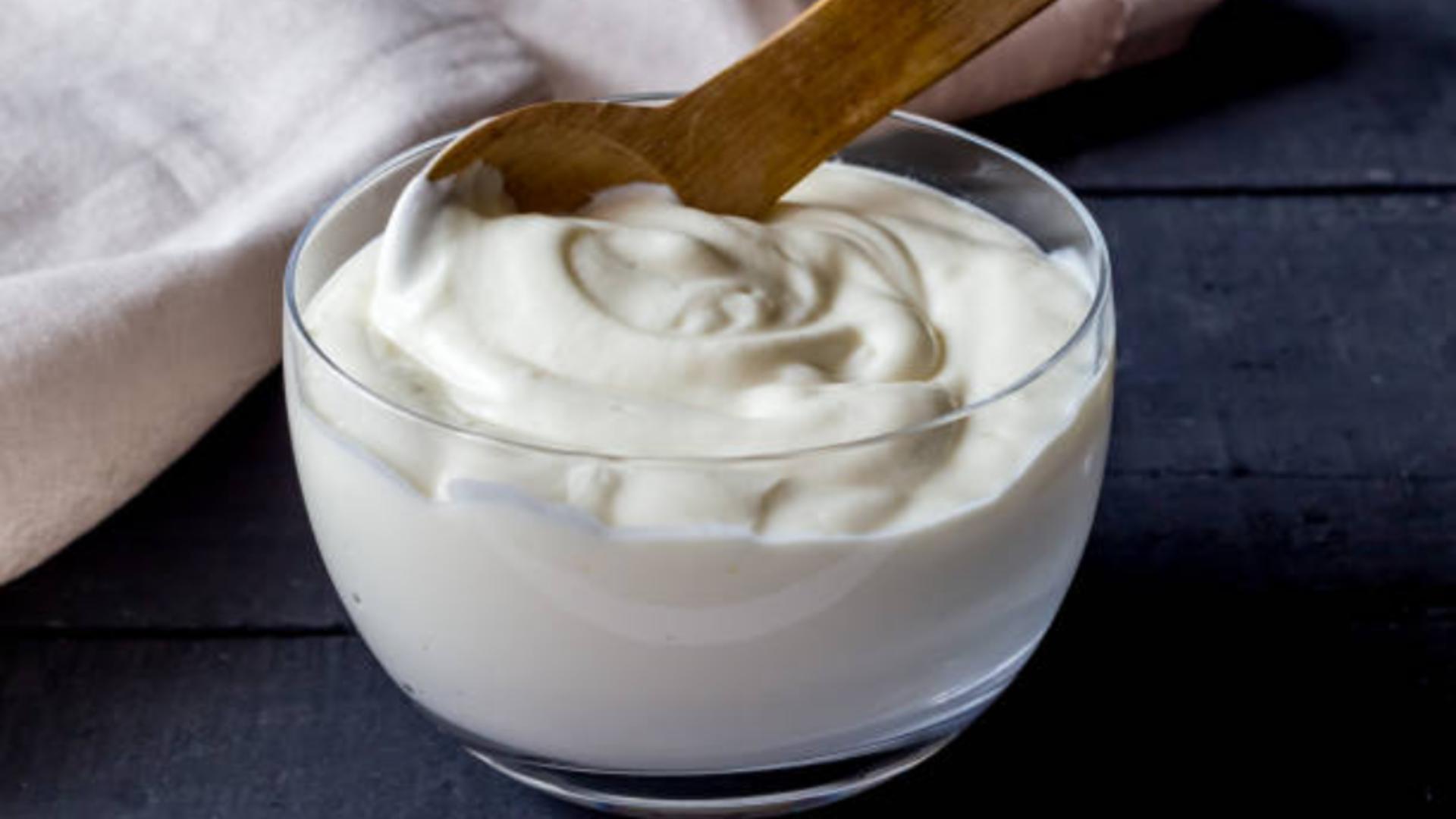  10 beneficii uimitoare ale iaurtului pentru piele și păr 