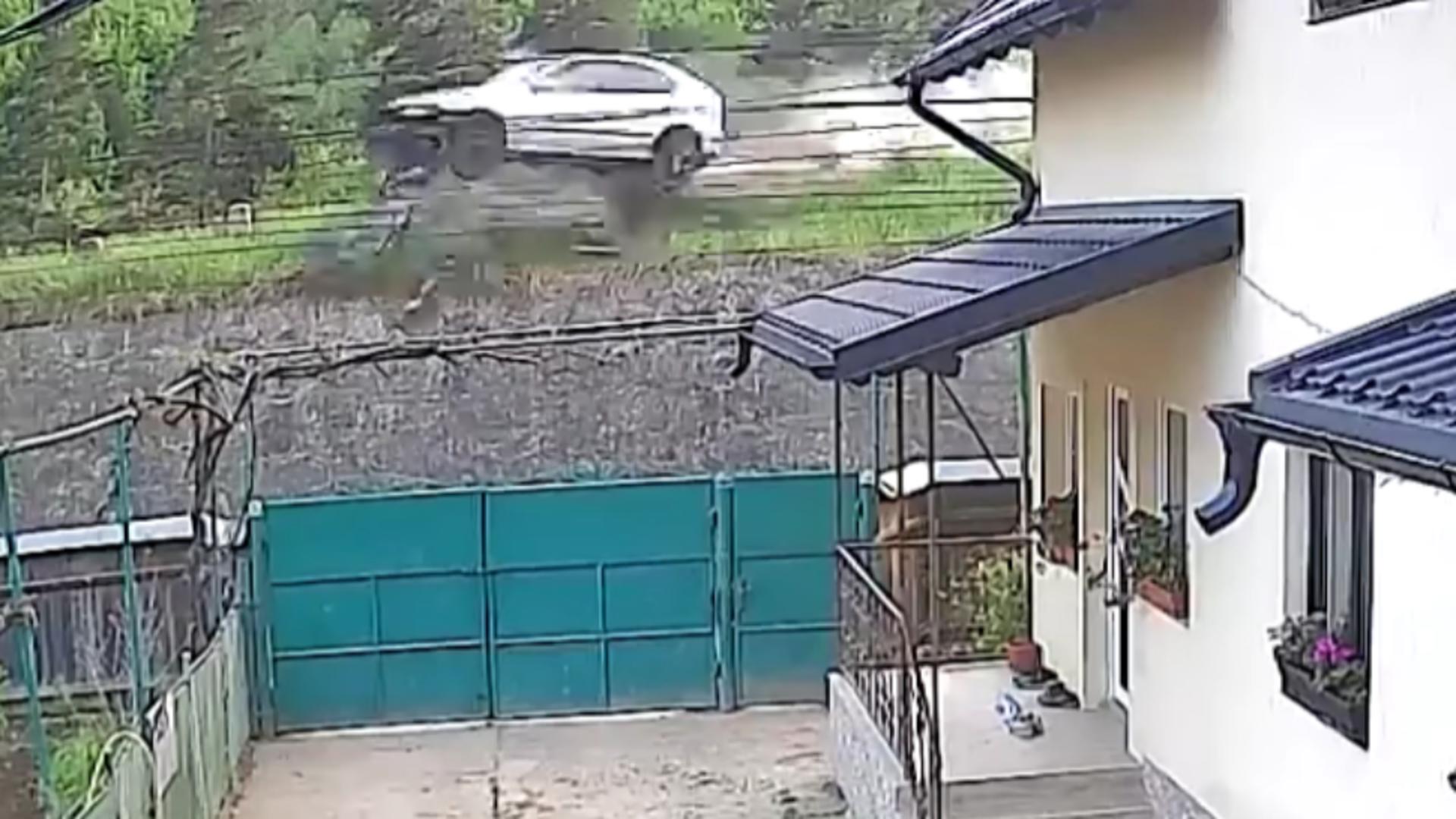 Momentul în care o mașină zboară de pe drum și aterizează direct în curtea unui localnic. VIDEO cu „cascadoria” spectaculoasă