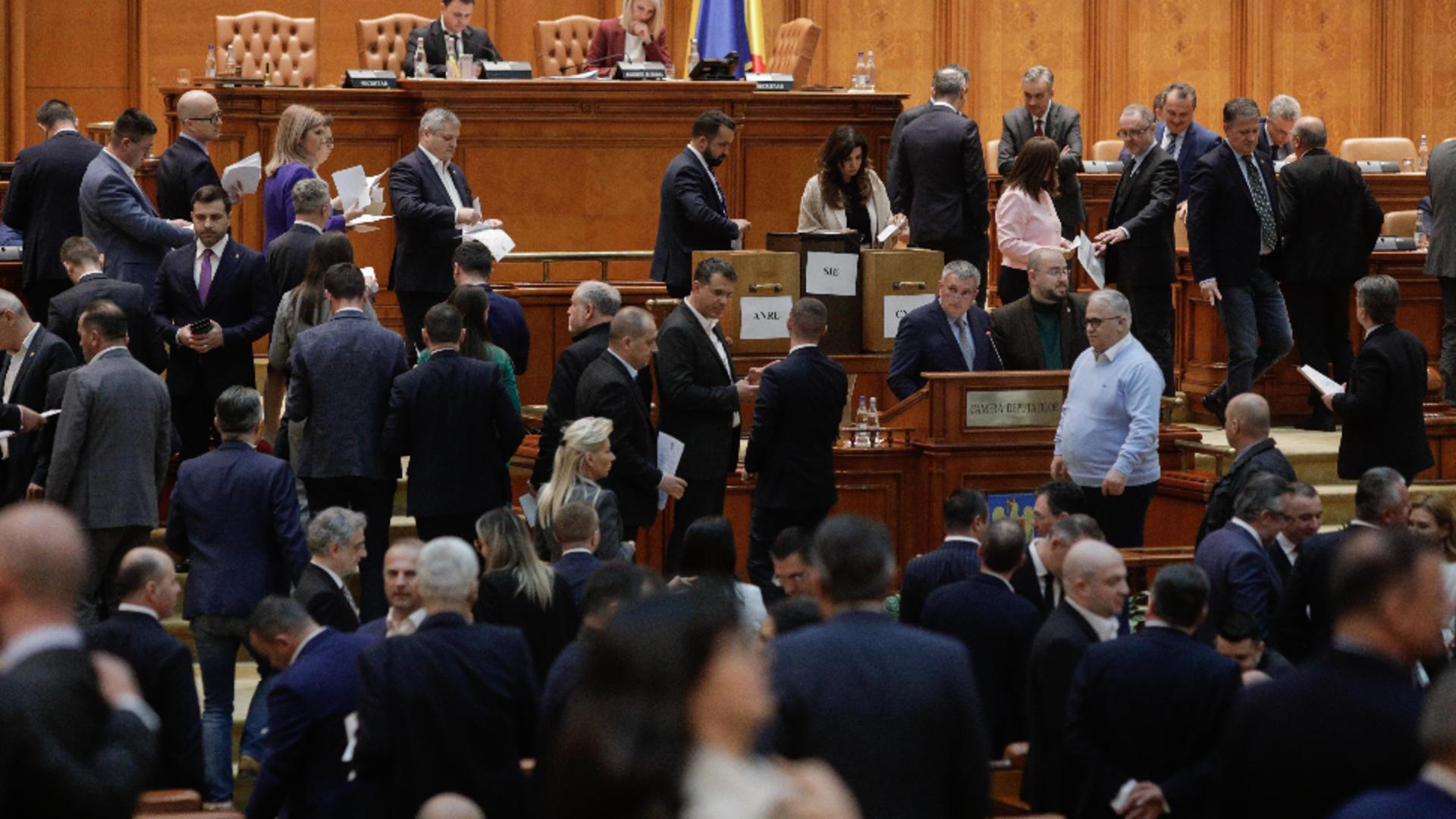 Indemnizație mai mică timp de 6 luni pentru parlamentarii VIOLENȚI – Se schimbă regulile în Parlament